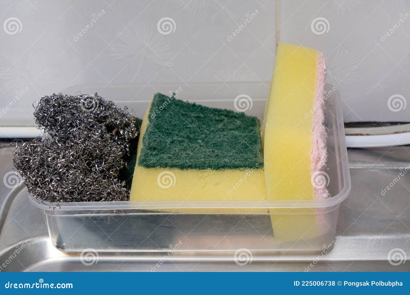 https://thumbs.dreamstime.com/z/dishwashing-sponge-metal-pot-scrubber-plastic-tray-dishwashing-sponge-metal-pot-scrubber-225006738.jpg