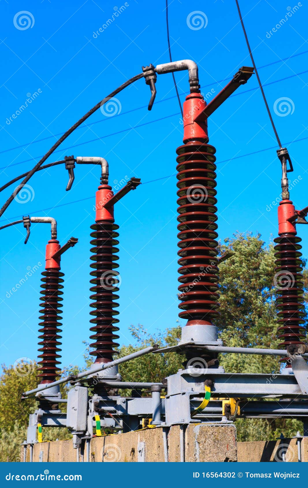 Transformateur de courant d'installation et disjoncteur principal,  contacteurs sur le panneau électrique principal pour mesurer le courant.  16069312 Photo de stock chez Vecteezy