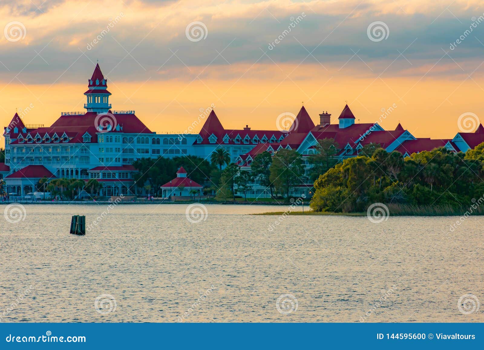 Hãy khám phá khu nghỉ dưỡng Grand Floridian của Disney tại Walt Disney, nơi mang đến cho bạn những trải nghiệm thú vị và đầy sắc màu. Với không gian đẹp mê hồn và dịch vụ chăm sóc chu đáo, đây là điểm đến lý tưởng cho những ai muốn tận hưởng kì nghỉ đầy thăng hoa. 