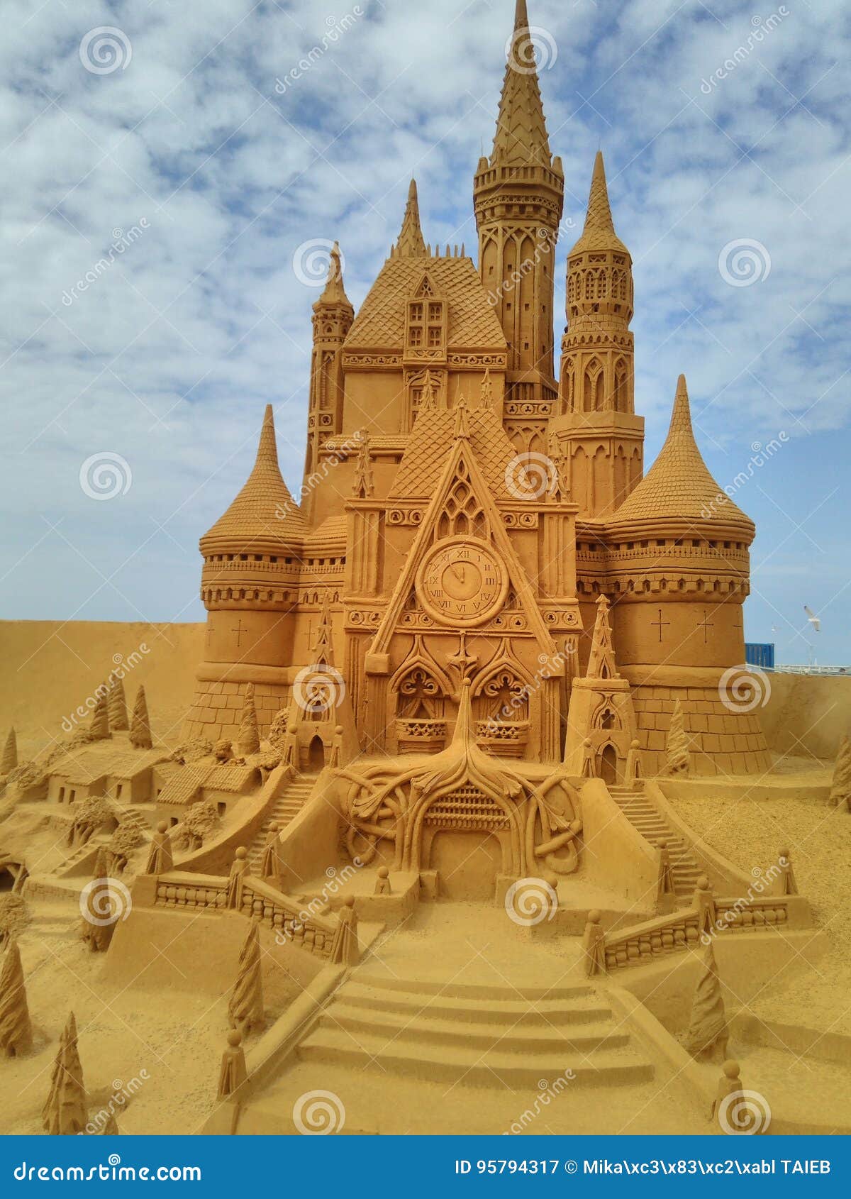 Disney Sand Magic Ostende - Wreck Editorial Photography - Image of  material, disneyland: 95794317