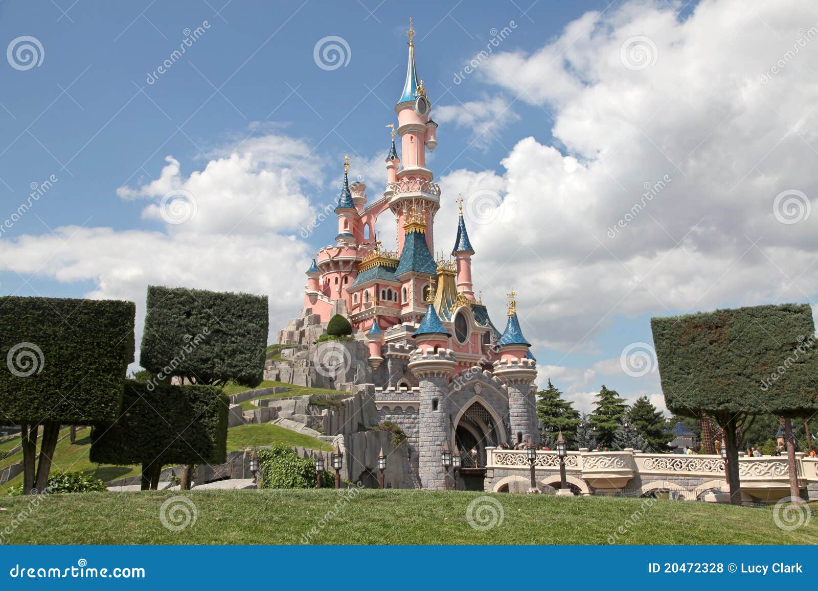 Disneyland Paris Castle at Night with Christmas Decorations Editorial Photo  - Image of chateau, christmas: 58790536