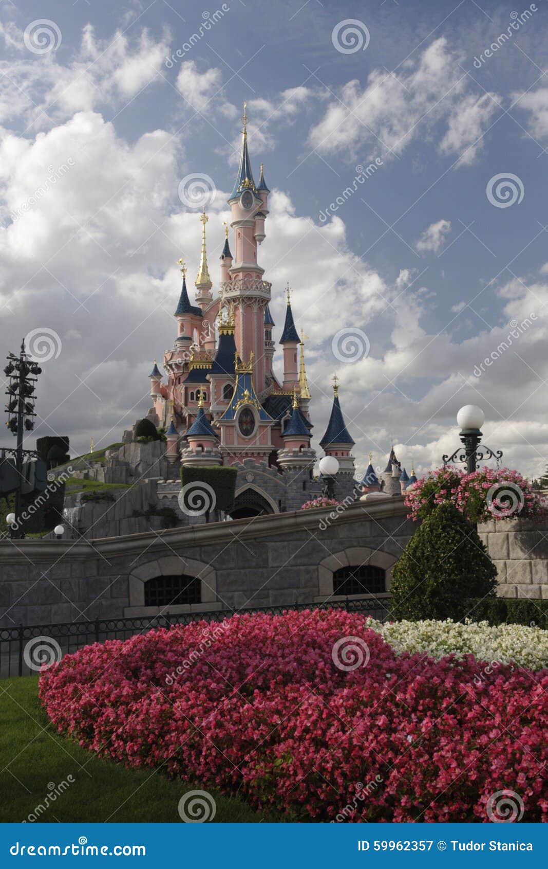 Disneyland Paris Castle at Night with Christmas Decorations Editorial Photo  - Image of chateau, christmas: 58790536