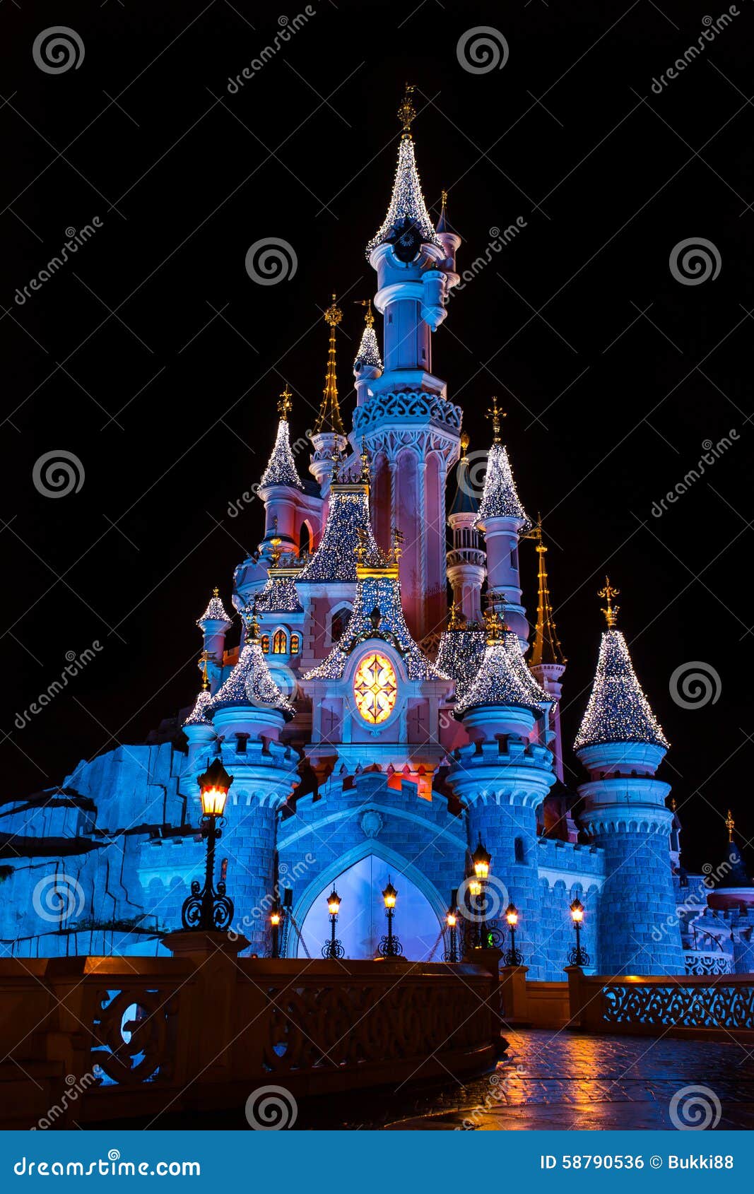 Disneyland Paris Castle at Night with Christmas Decorations Editorial Photo  - Image of chateau, christmas: 58790536