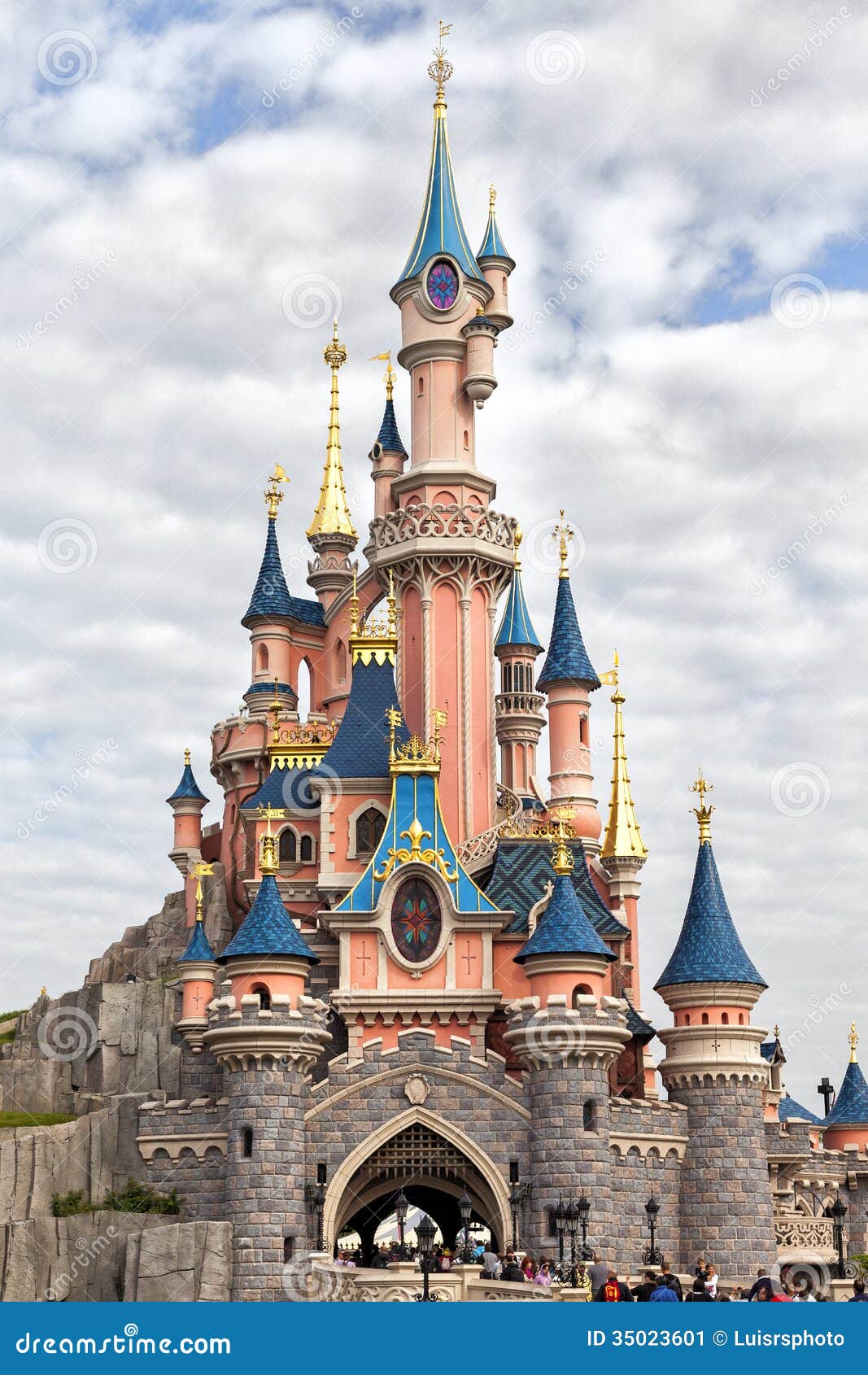 A picture of the Sleeping Beauty castle of Disneyland Paris, at night Stock  Photo - Alamy