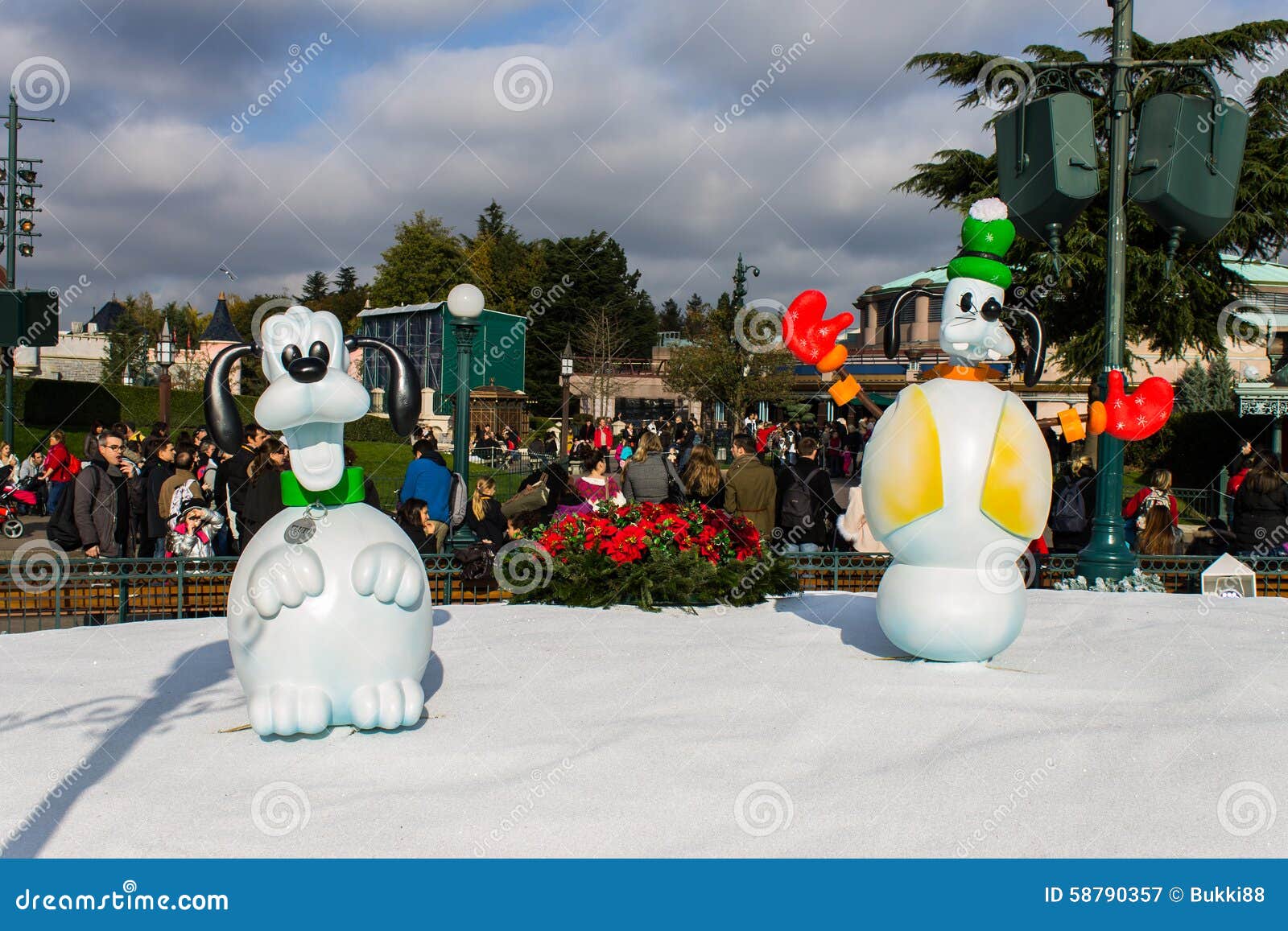 Disneyland Paris Castle at Night with Christmas Decorations Editorial Photo  - Image of chateau, christmas: 58790536