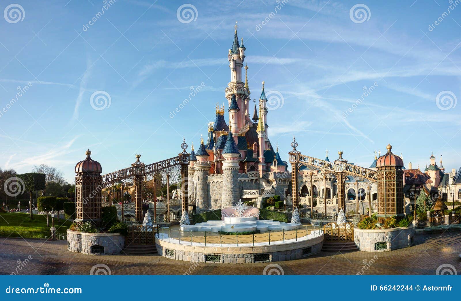 1,271 Disneyland Paris Castle Stock Photos - Free & Royalty-Free Stock  Photos from Dreamstime