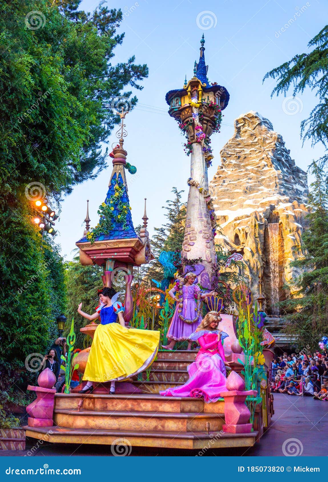 Disneyland Princess Parade Float Editorial Image - Image of california,  disney: 185073820