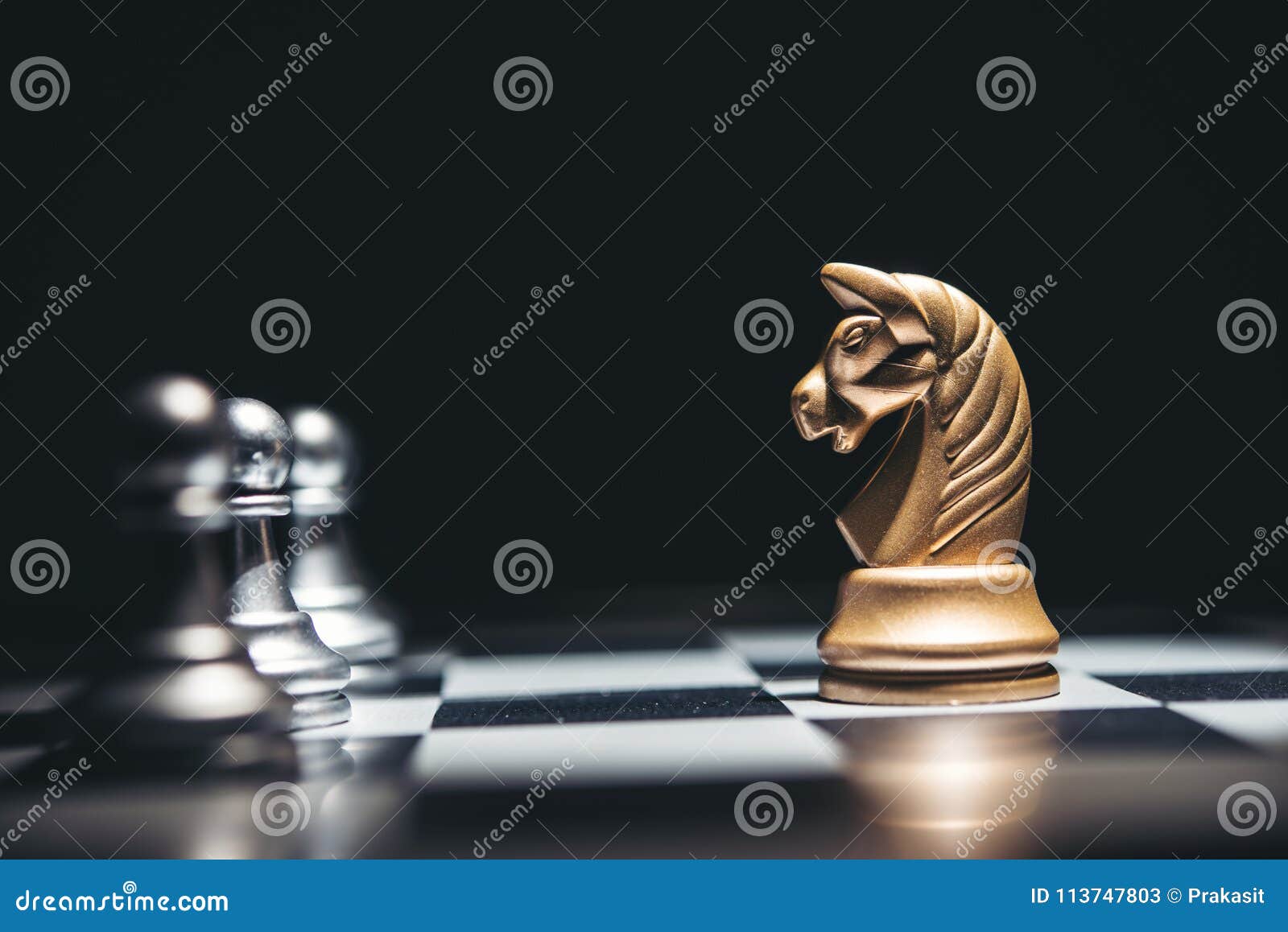 Disparado de um movimento do cavalo da prata da placa de xadrez.