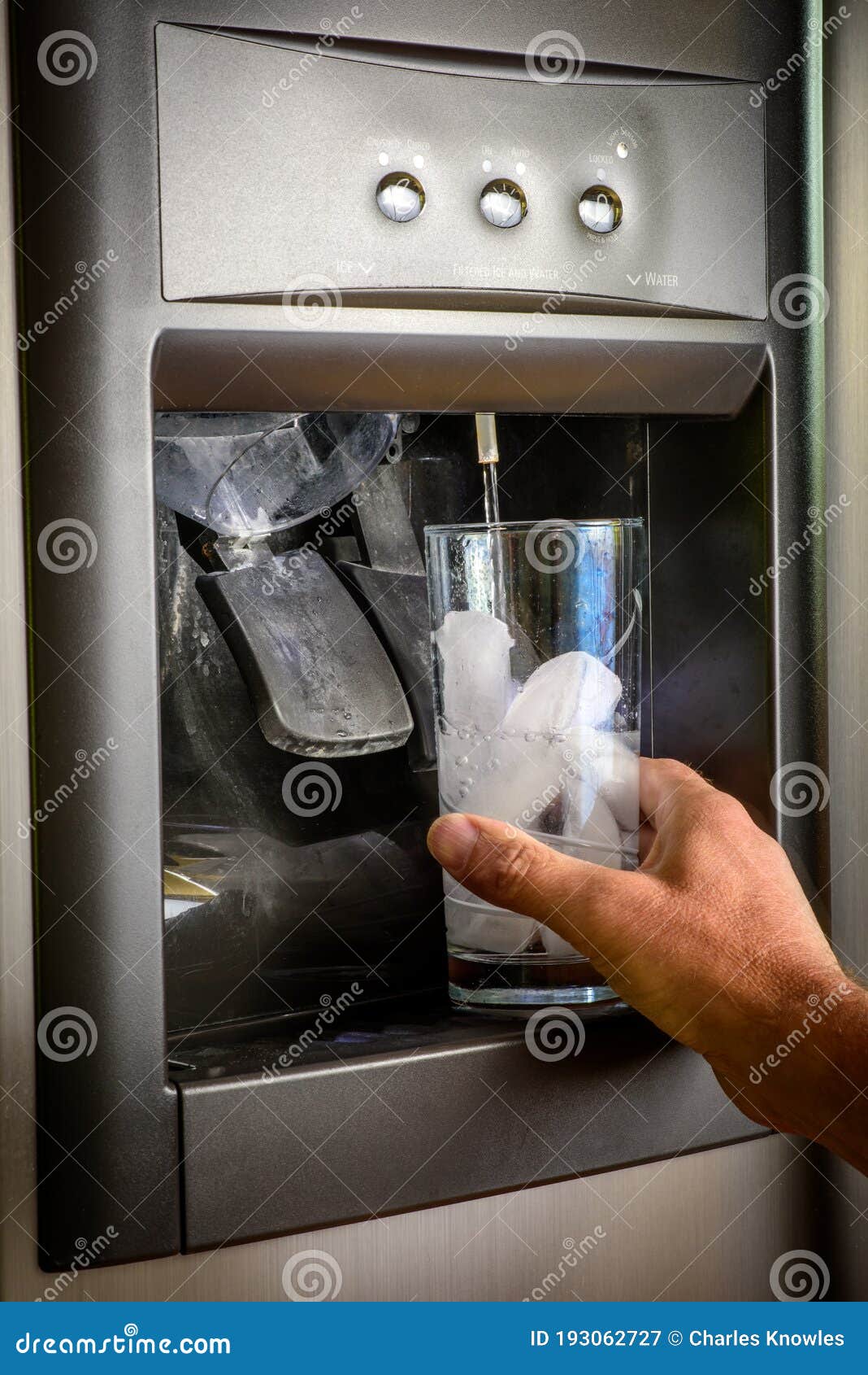 Dispensador De Agua Helada En Un Refrigerador Que Muestra Algo De