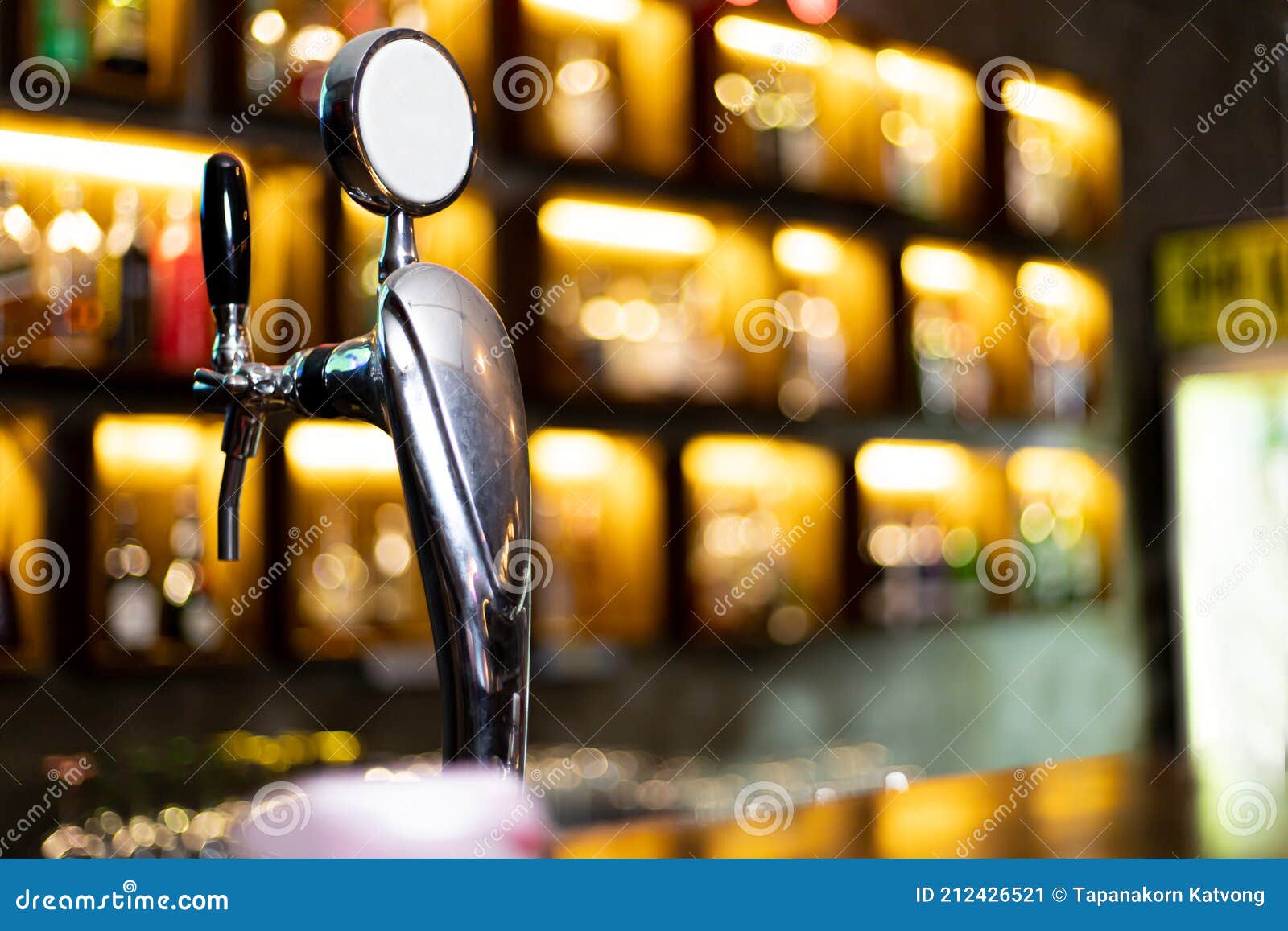 Dispenser Per Birra, Posto Su Uno Scaffale Di Fronte a Un Bar D'epoca Con  Fondo Di Bottiglia O Birra E Bel Libro Immagine Stock - Immagine di  liquido, immagine: 212426521