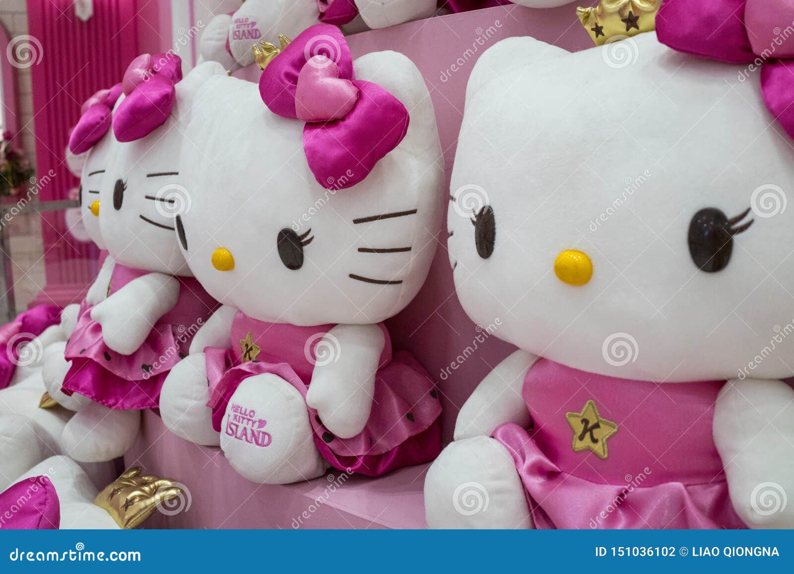Displayd De Los Juguetes Del Hello Kitty En Hola Kitty Island Fotografía editorial - Imagen de island, juguetes: 151036102