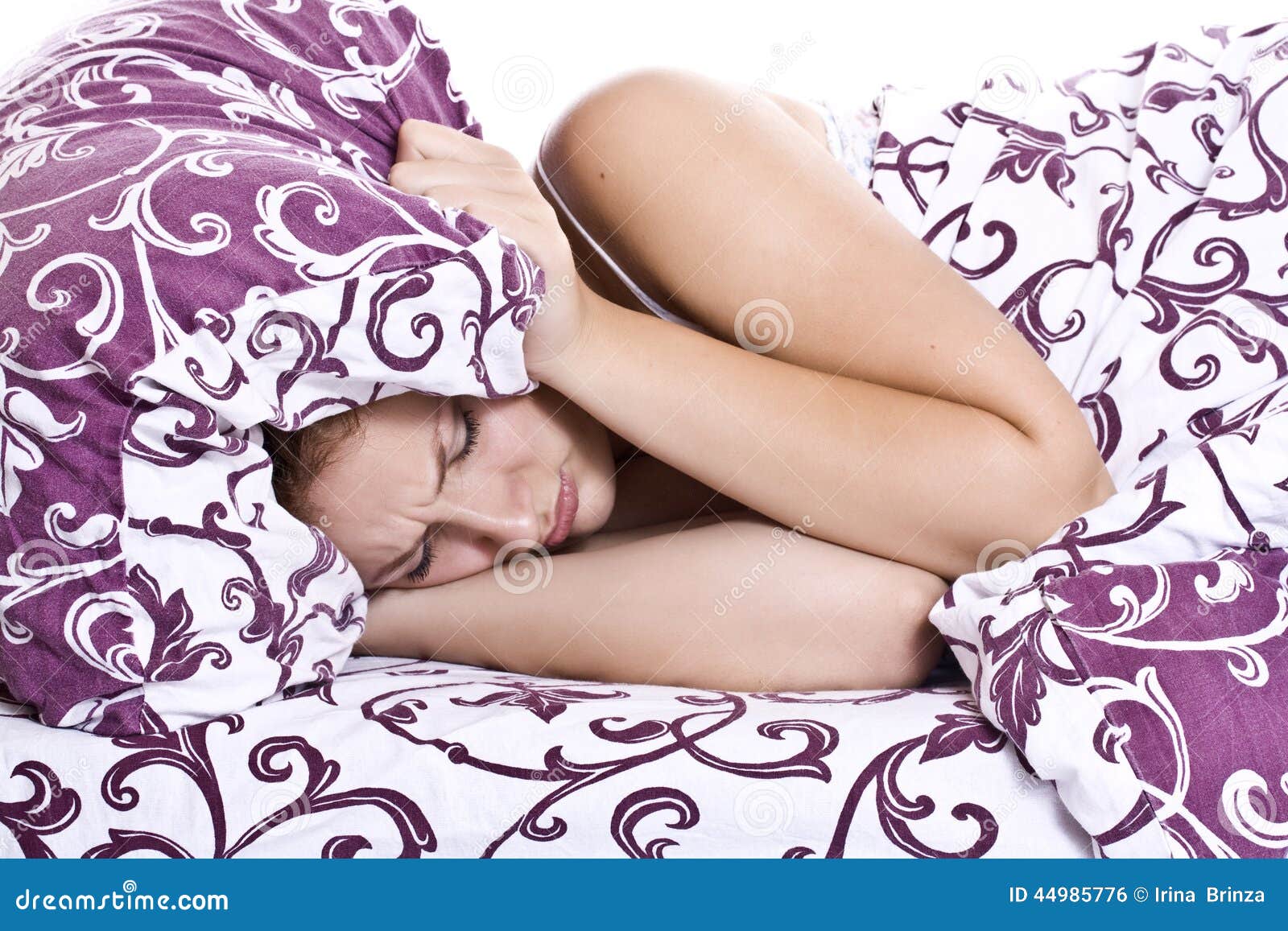 Спать головой в подушку. Девушка закрывает уши подушкой. Фотосессия с подушками. Девушка с подушкой на голове. Женщина на подушке.