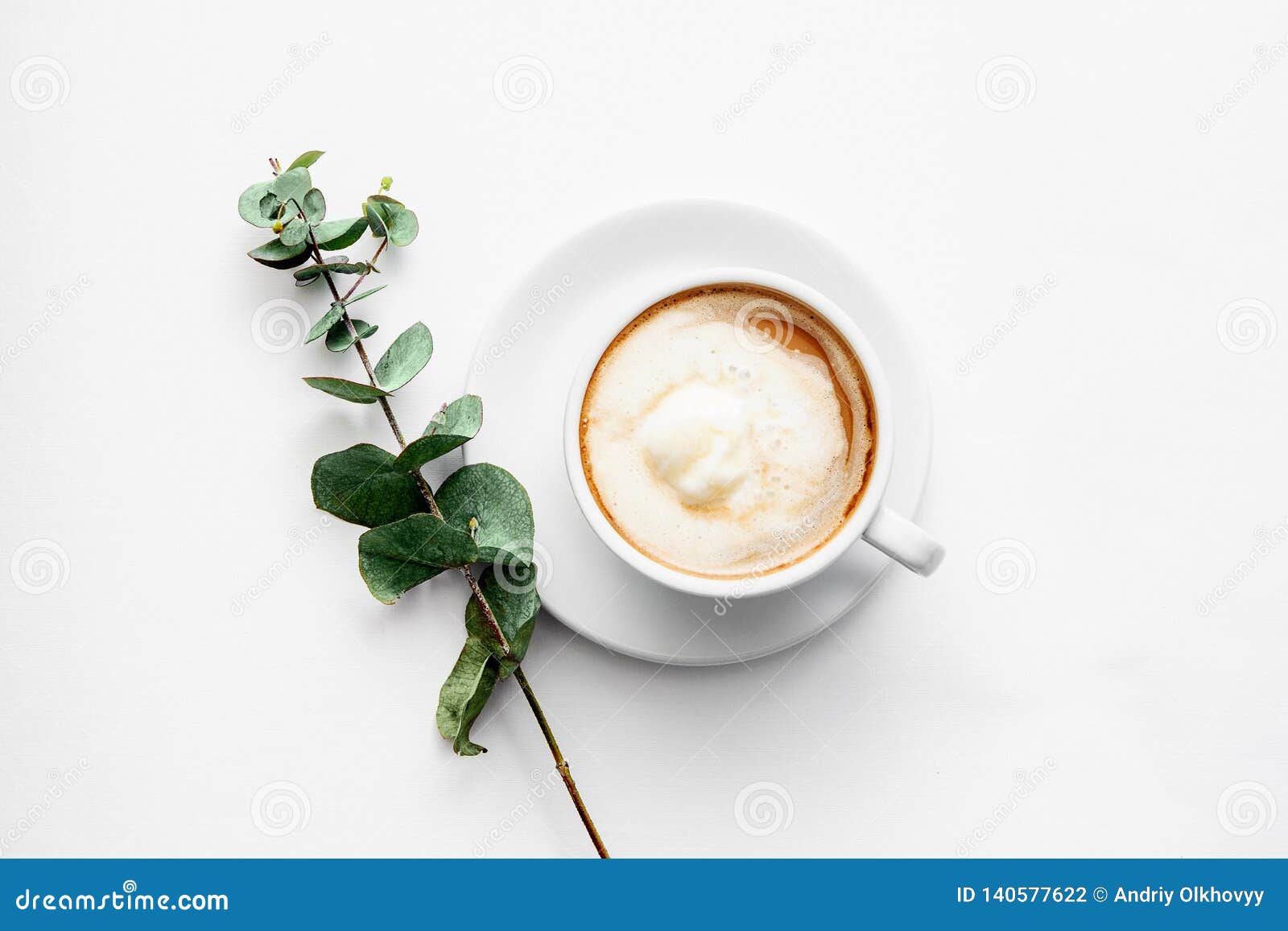 Disposition plate avec le cappuccino de quelques tasses et une branche lilas sur l'arome de café de ressort de vue supérieure de table