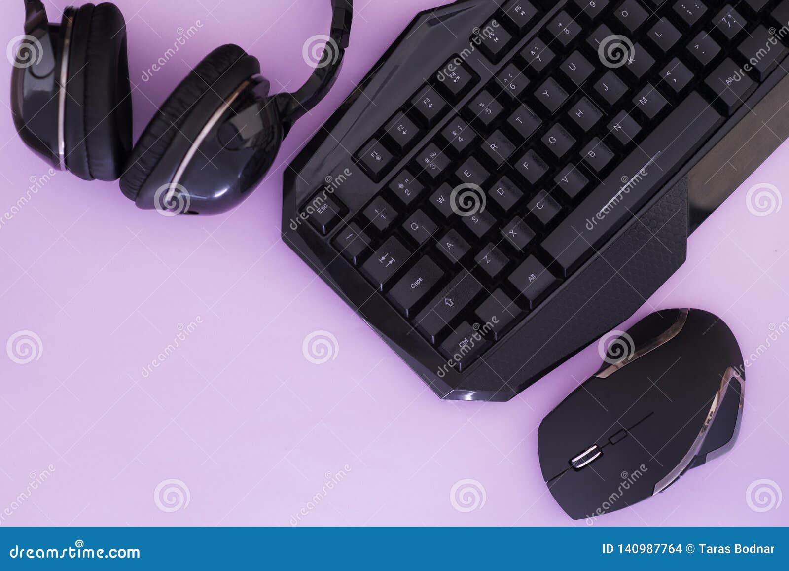 Dois gamepads retrô e teclado de pc antigo em fundo vermelho. jogos,  competição de videogame. vista do topo