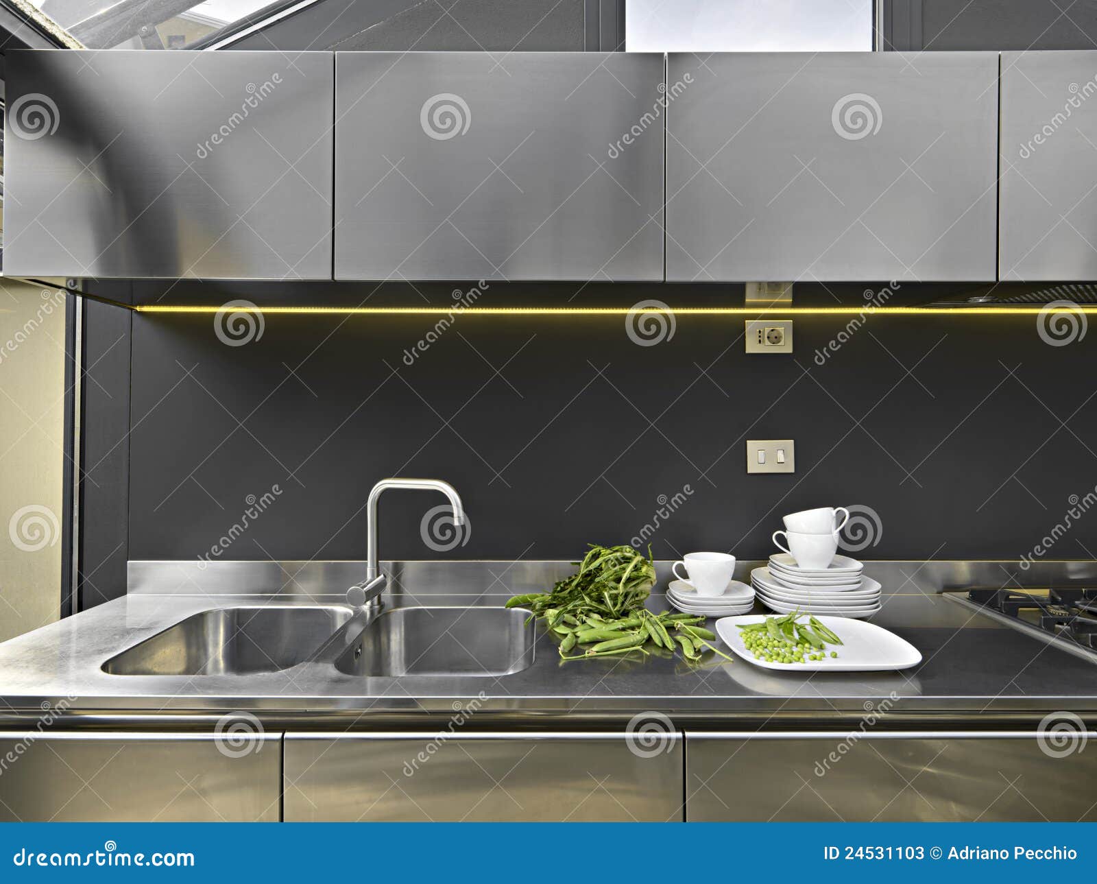 Dissipador E Torneira De A O Em Uma Cozinha Moderna Imagem De Stock Dissipador E Torneira De A O Em Uma Cozinha Moderna Imagem De Stock