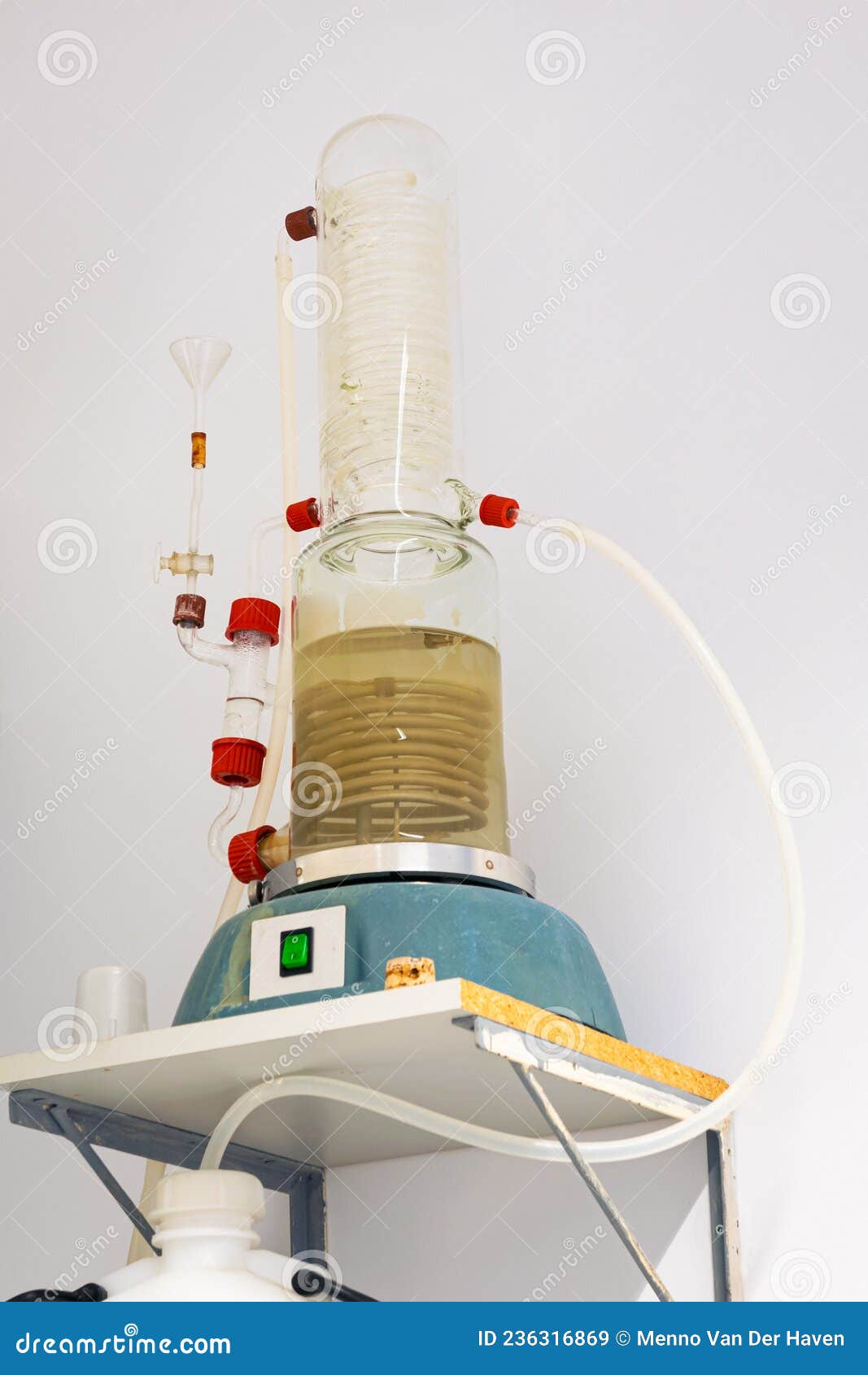 distillation device for distilling and demineralizing water