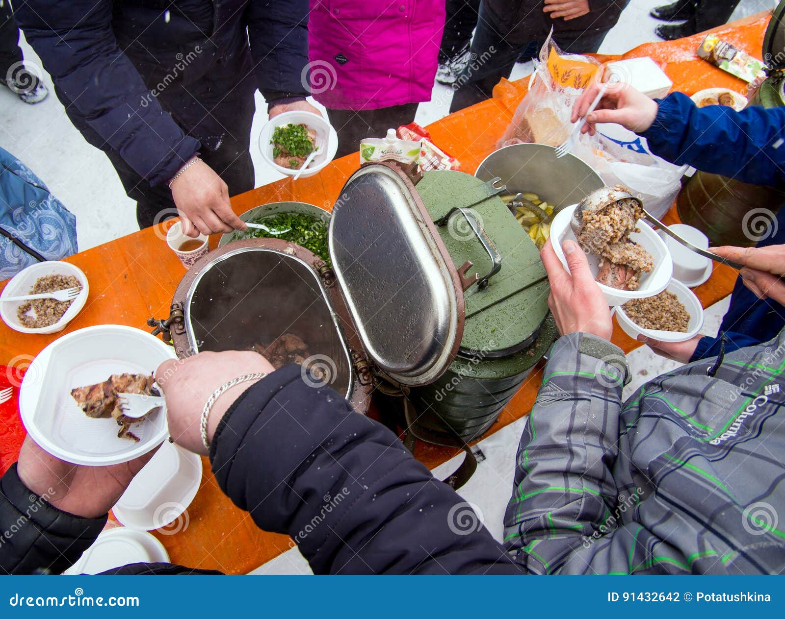 Distribución De La Comida Caliente Del Termo Del Ejército a Los Residentes  Necesitados Fotografía editorial - Imagen de comida, militar: 91432642