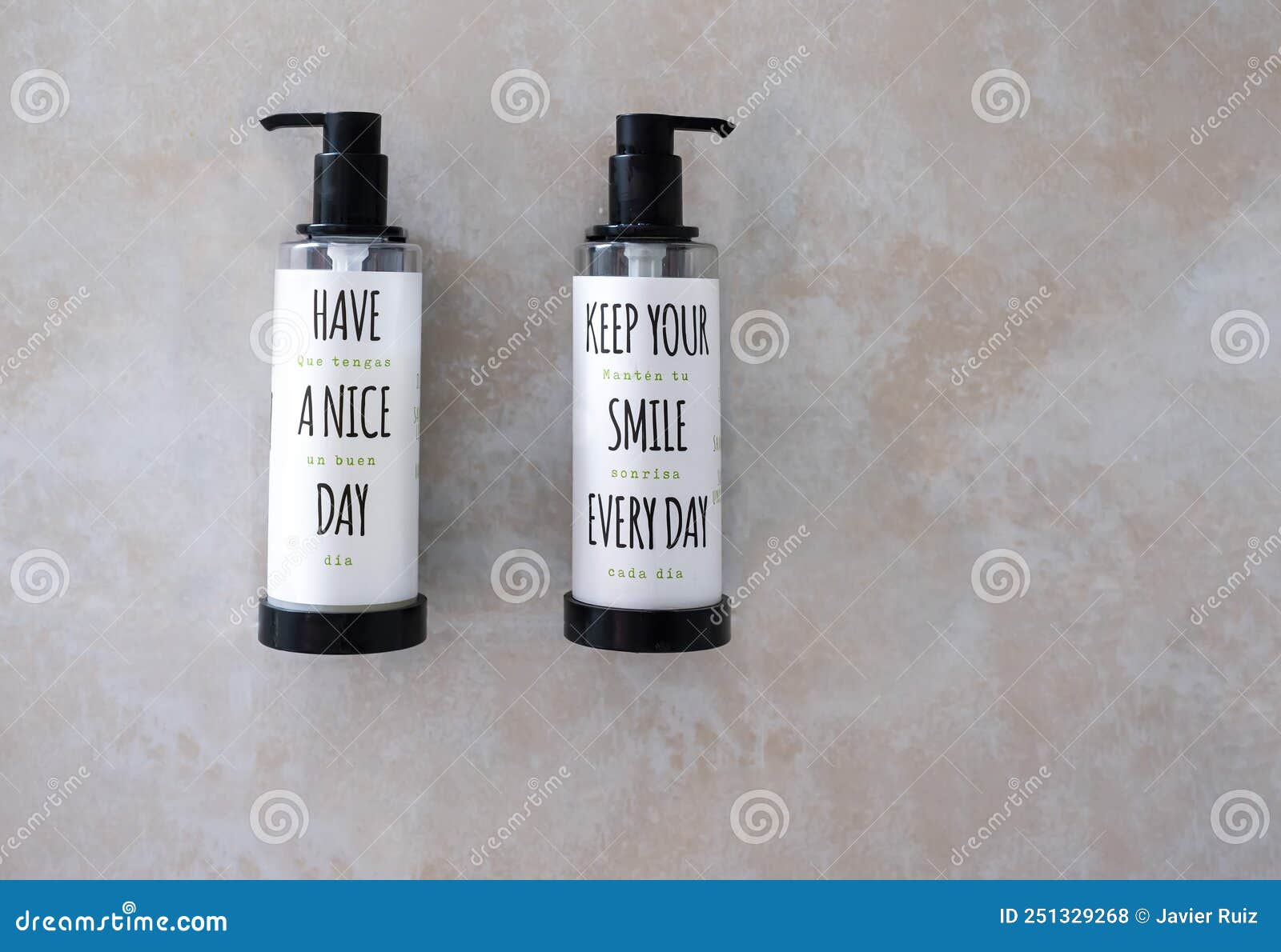 Distribuidores De Sabão E Gel De Hotel Com Mensagens Positivas Sobre a Vida Em Espanhol E Inglês : Tenha Um Bom Dia E Mantenha Seu Foto de Stock - Imagem de conceito, Distribuidores De Sabão E Gel De Hotel Com Mensagens Positivas Sobre a Vida Em Espanhol E Inglês : Tenha Um Bom Dia E Mantenha Seu Foto de Stock - Imagem de conceito,