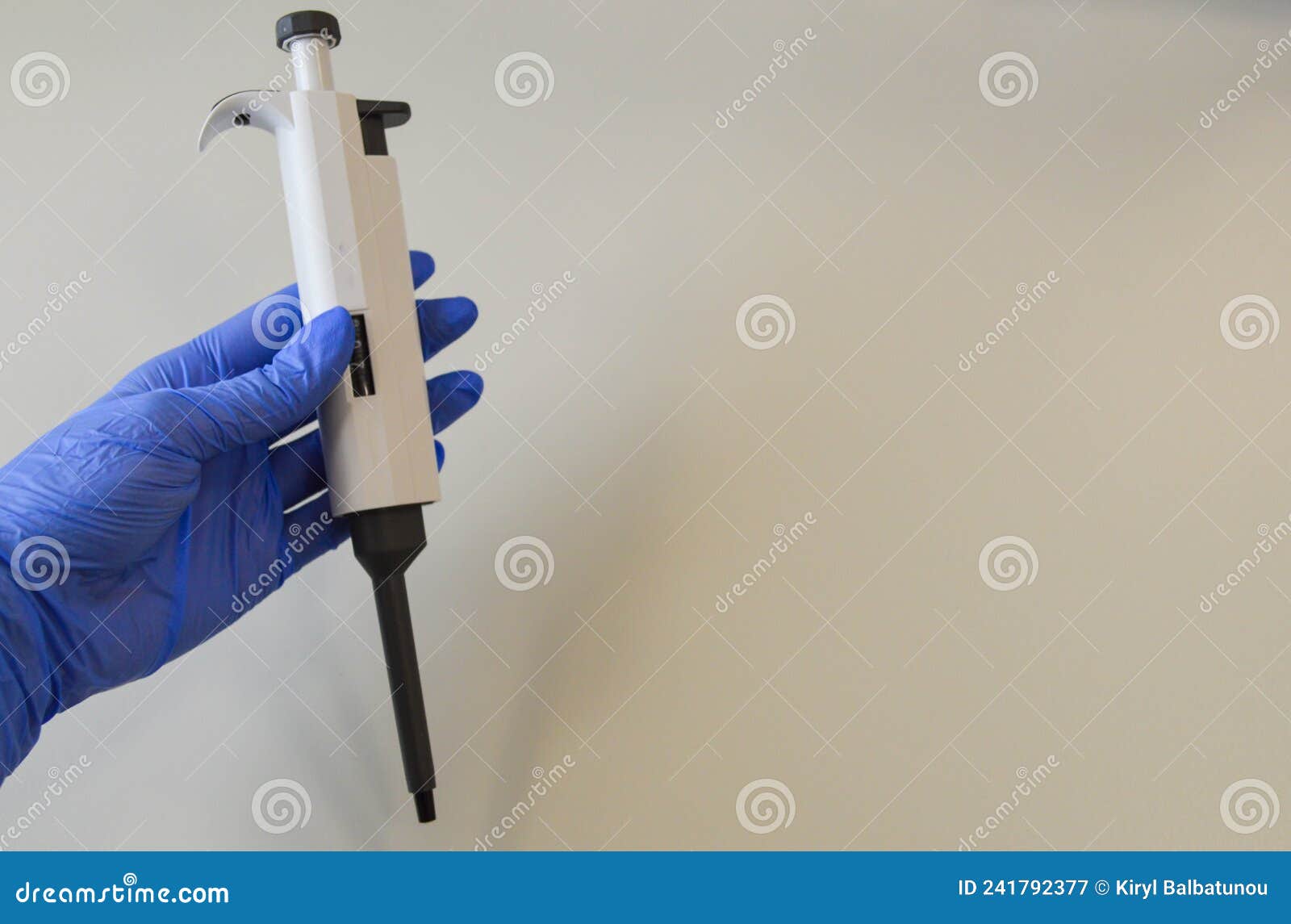 Distributeur Mécanique Pour Analyses De Laboratoire. Le Distributeur Est  Tenu Par Un Médecin Dans Un Gant Jetable Bleu. Diagnostic Image stock -  Image du maladie, conteneur: 241792377