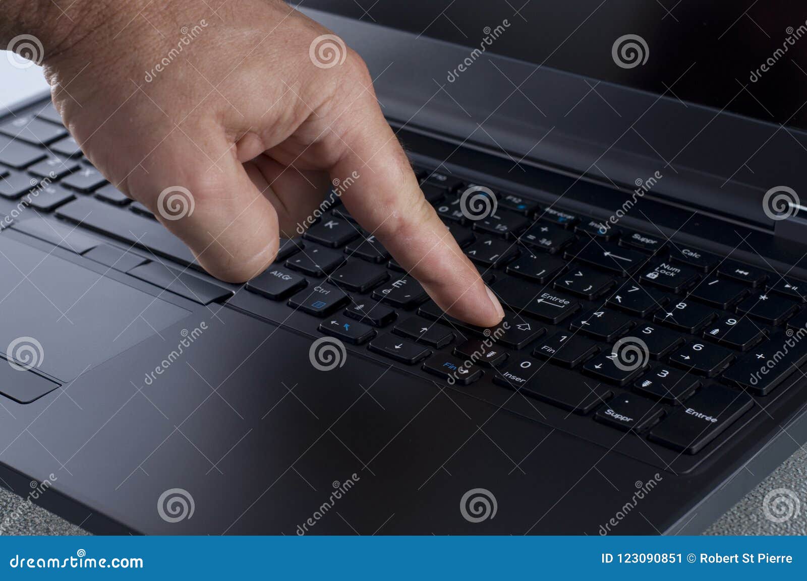 Un Tasto Del Computer 3 Lettere Dito Che Preme Il Tasto Di Introduzione Su Una Tastiera Del Computer