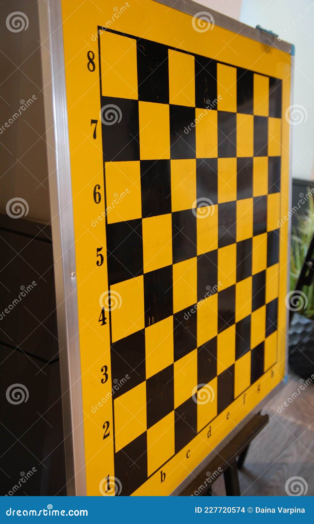 Diversão. Jogando Xadrez As Peças De Xadrez Se Movem Em Um Tabuleiro De  Xadrez Ao Jogar Um Jogo De Xadrez. Foto de Stock - Imagem de lugar,  entretenimento: 227720574