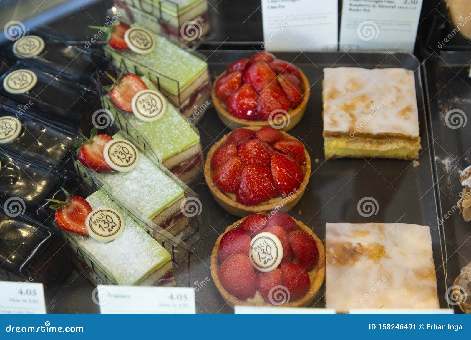 Divers Ga Teaux Et Bonbons Dans La Vitrine Magasin De Boulangerie A Londres Photo Editorial Image Du Assortiment Anniversaire