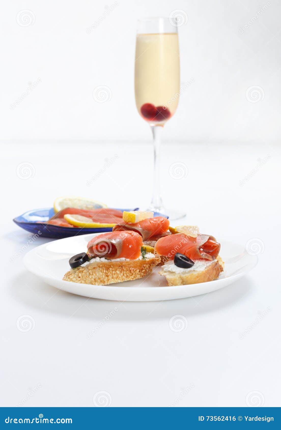 Divers sandwichs italiens savoureux avec des fruits de mer sur le fond blanc Crostini avec du fromage, les poissons rouges et les olives du plat blanc, verre de vin, fin avec le foyer sélectif