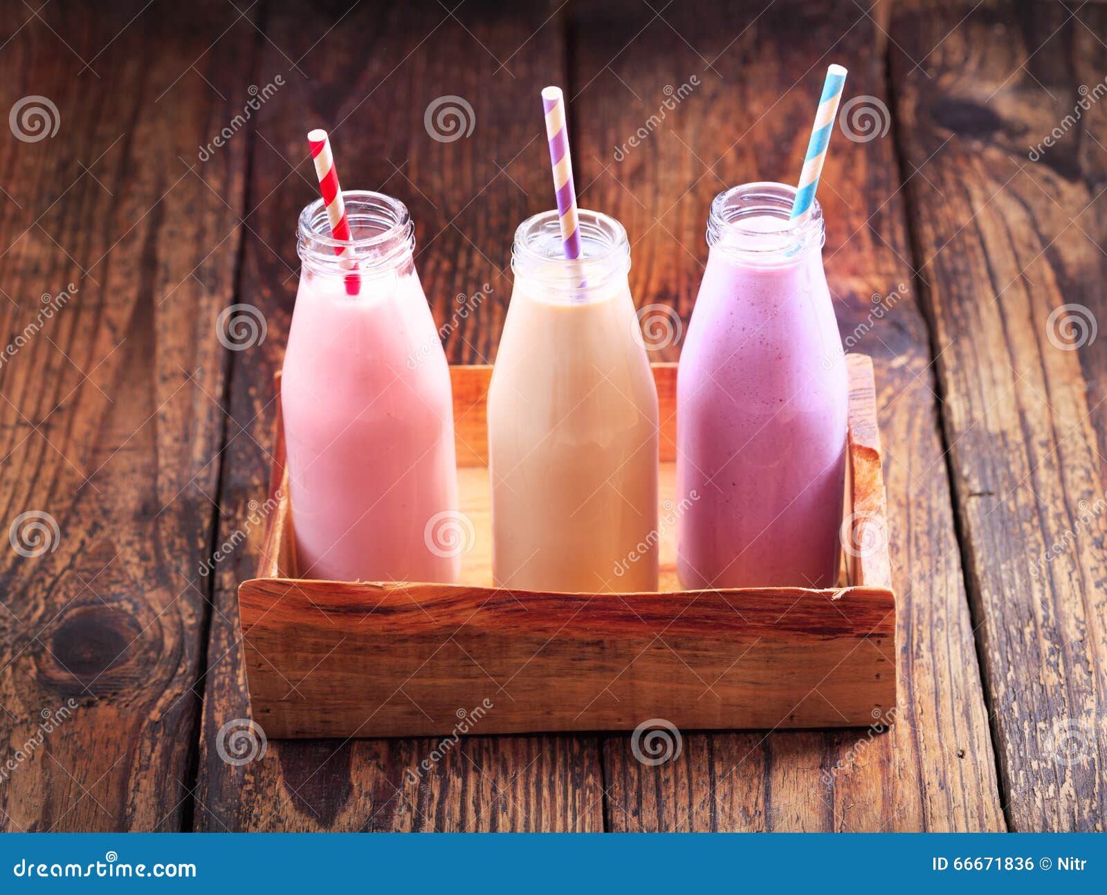 Diversas botellas de smoothie de la fruta en la tabla de madera