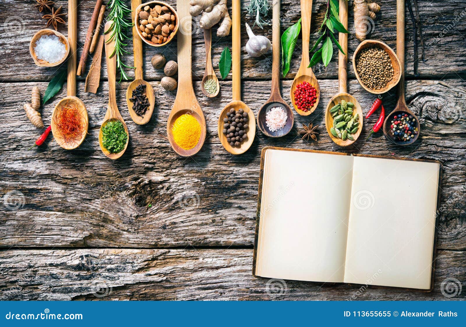 Selección de hierbas y especias para cocinar en cucharas