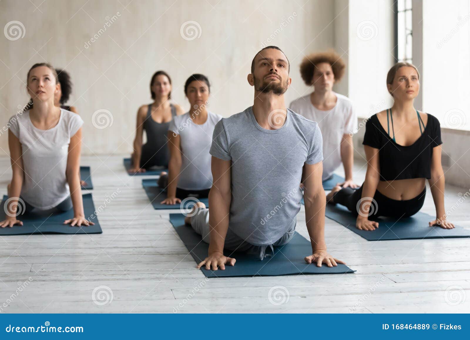 Aulas de ginástica aeróbica em grupo e ioga pessoas em pose de