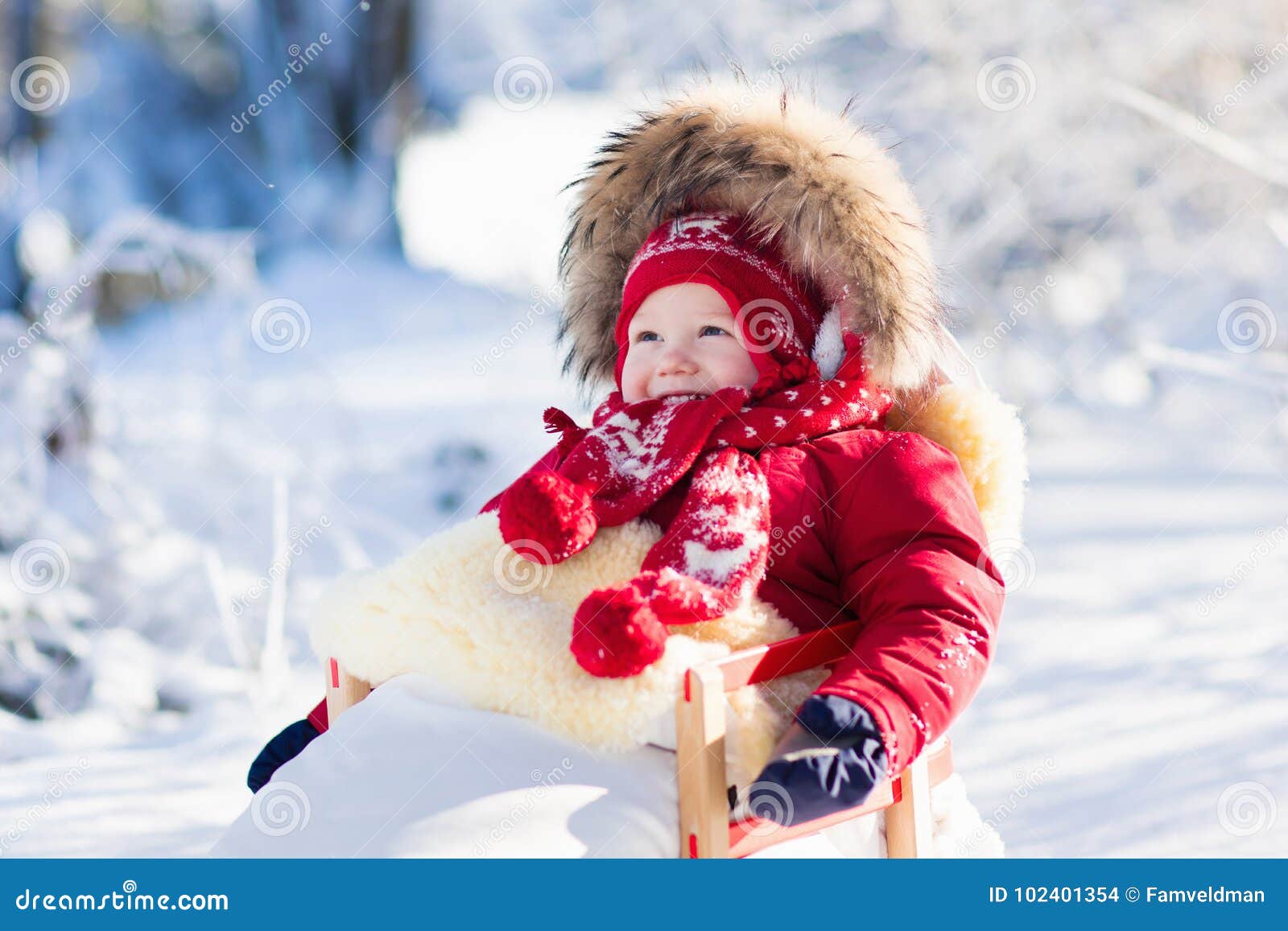 Diversión Del Trineo Y De La Nieve Para Los Niños Bebé Sledding En Parque  Del Invierno Foto de archivo - Imagen de muchacha, poco: 102401354