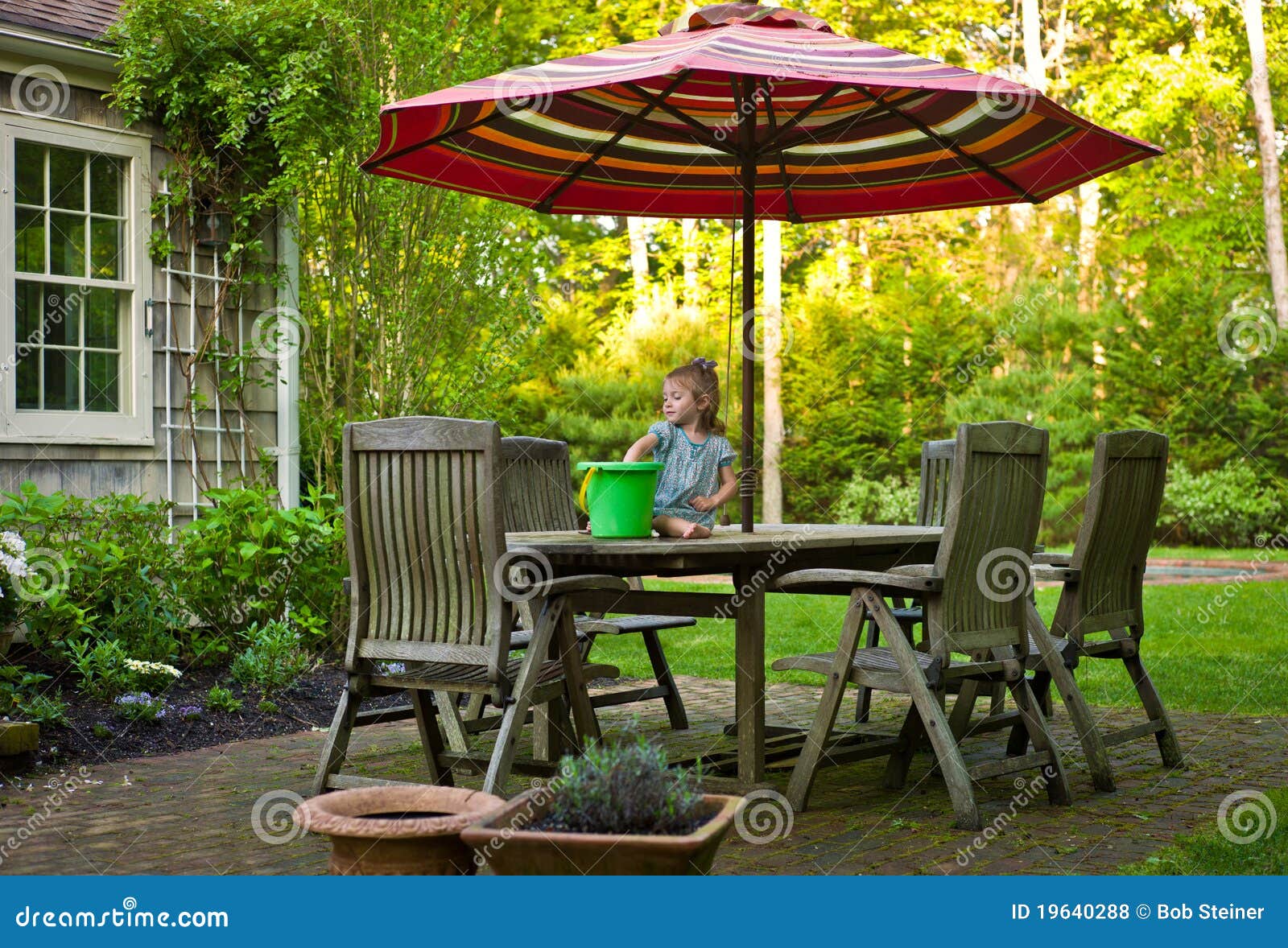 Diversión Del Patio Trasero Foto de archivo Imagen de azul, hierba