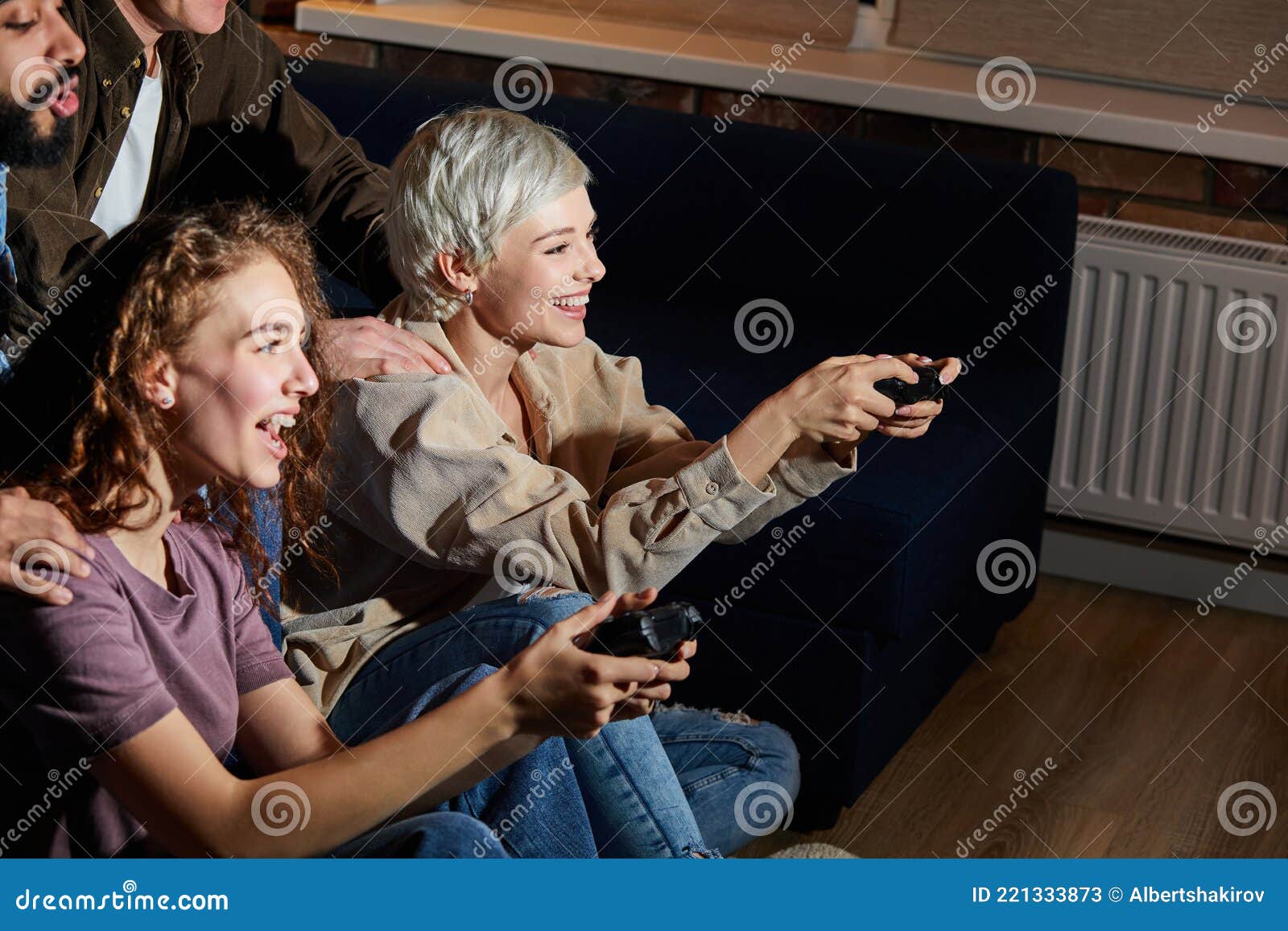 Grupo de pessoas que gostam de jogar videogame na reunião de casa