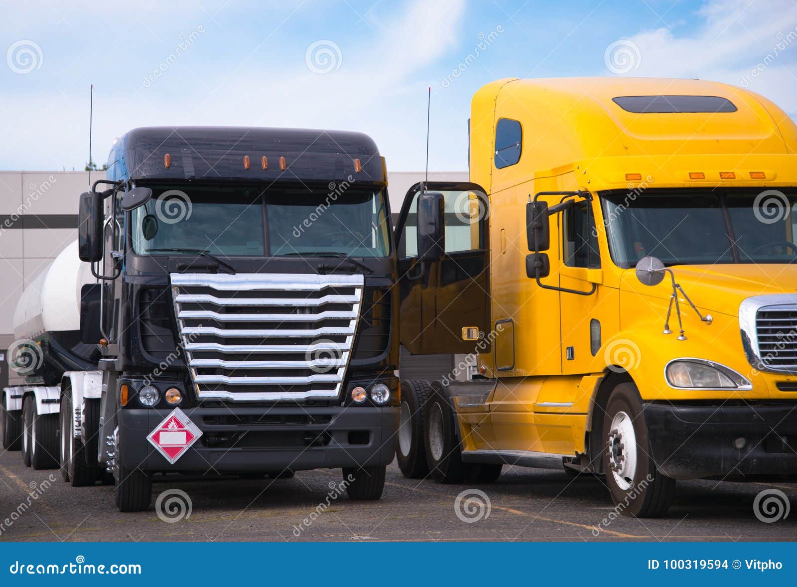 Diversos Modelos De Camiones Se Están Colocando Uno Al Lado Del Otro En El  PA Foto de archivo - Imagen de carretera, americano: 100319594