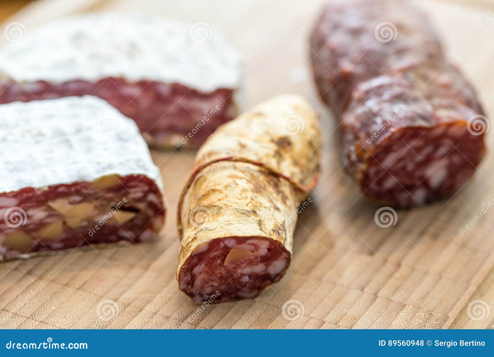 Diversos tipos de salami foto de archivo. Imagen de sabroso 89560948