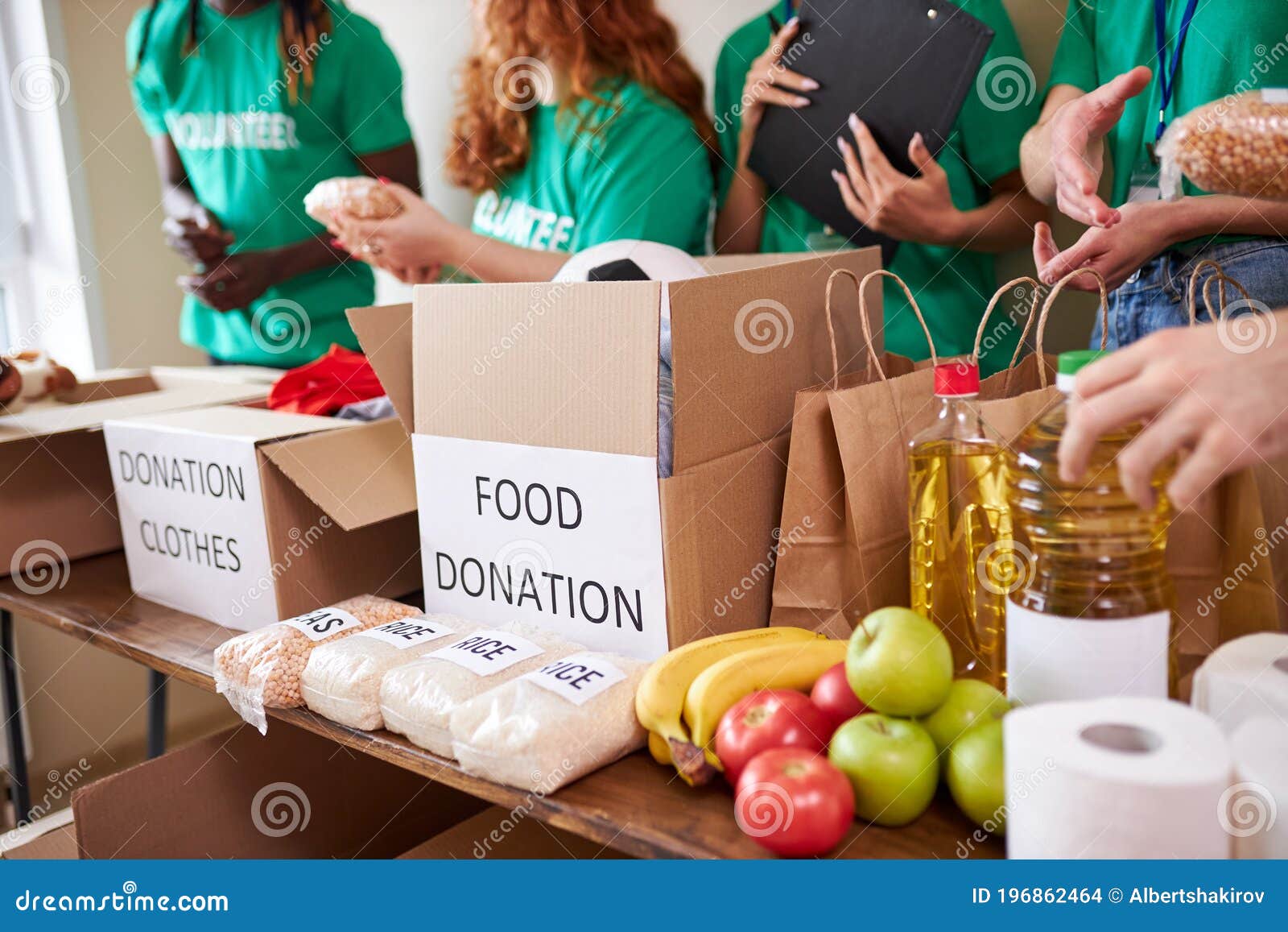 Diversos Voluntarios Reúnen Donaciones De Comida Y Ropa En Un Almacén Foto  de archivo - Imagen de imagen, arreglo: 196862464