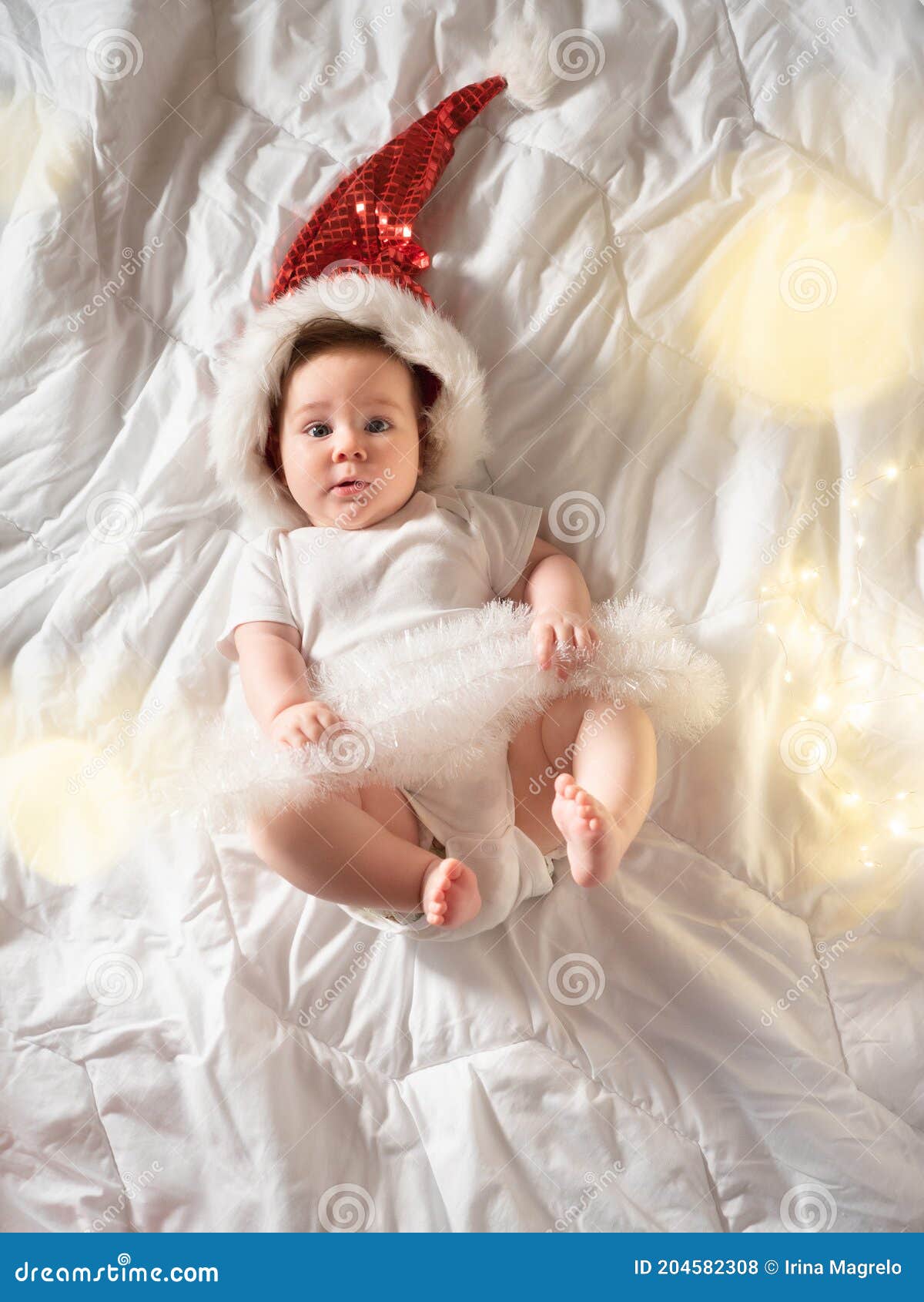 Divertida Nena Tirada En La Con De Navidad Foto de archivo - Imagen cabrito, goce: 204582308
