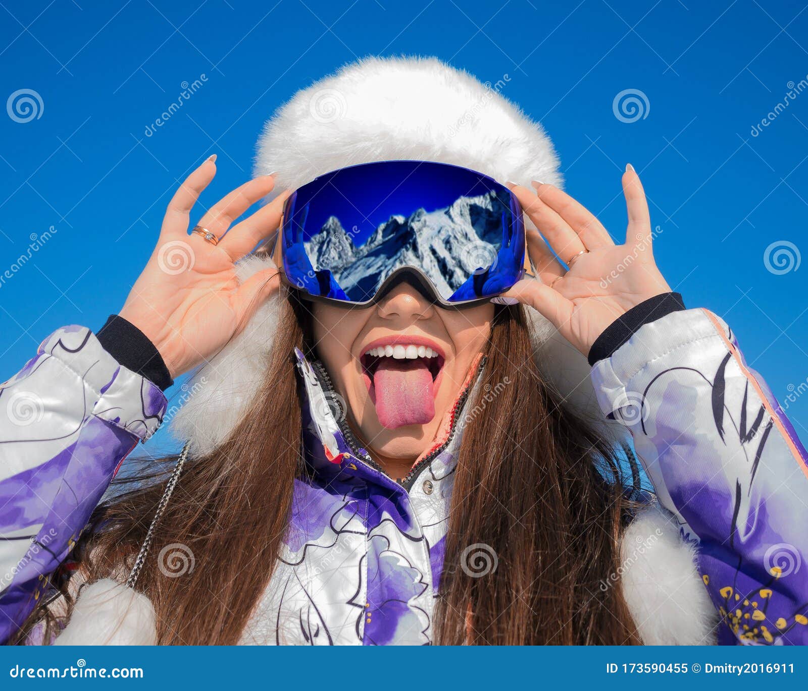 Mujer Joven Sonriente En Gafas De Esquí Que Pone En La Nieve Con