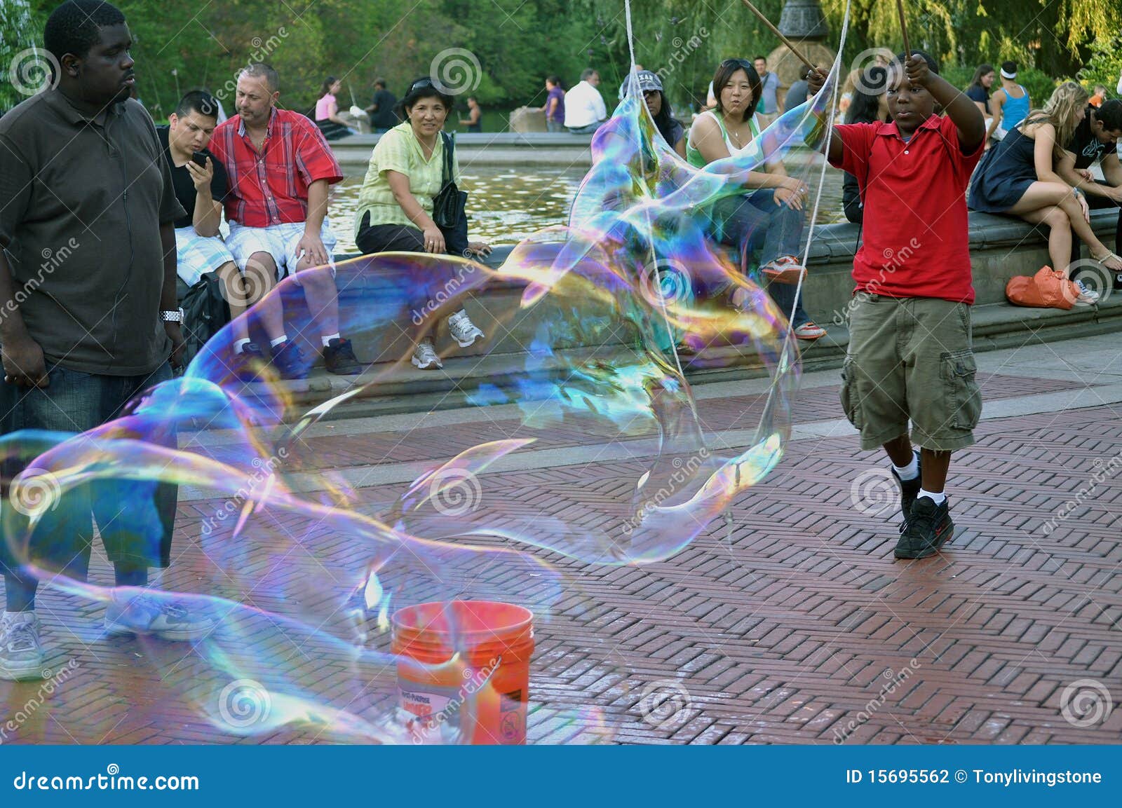 Divertimento della bolla di sapone a New York. Questa maschera rappresenta la fabbricazione delle bolle di sapone gigantesche in Central Park, New York, da un presentatore del bambino.