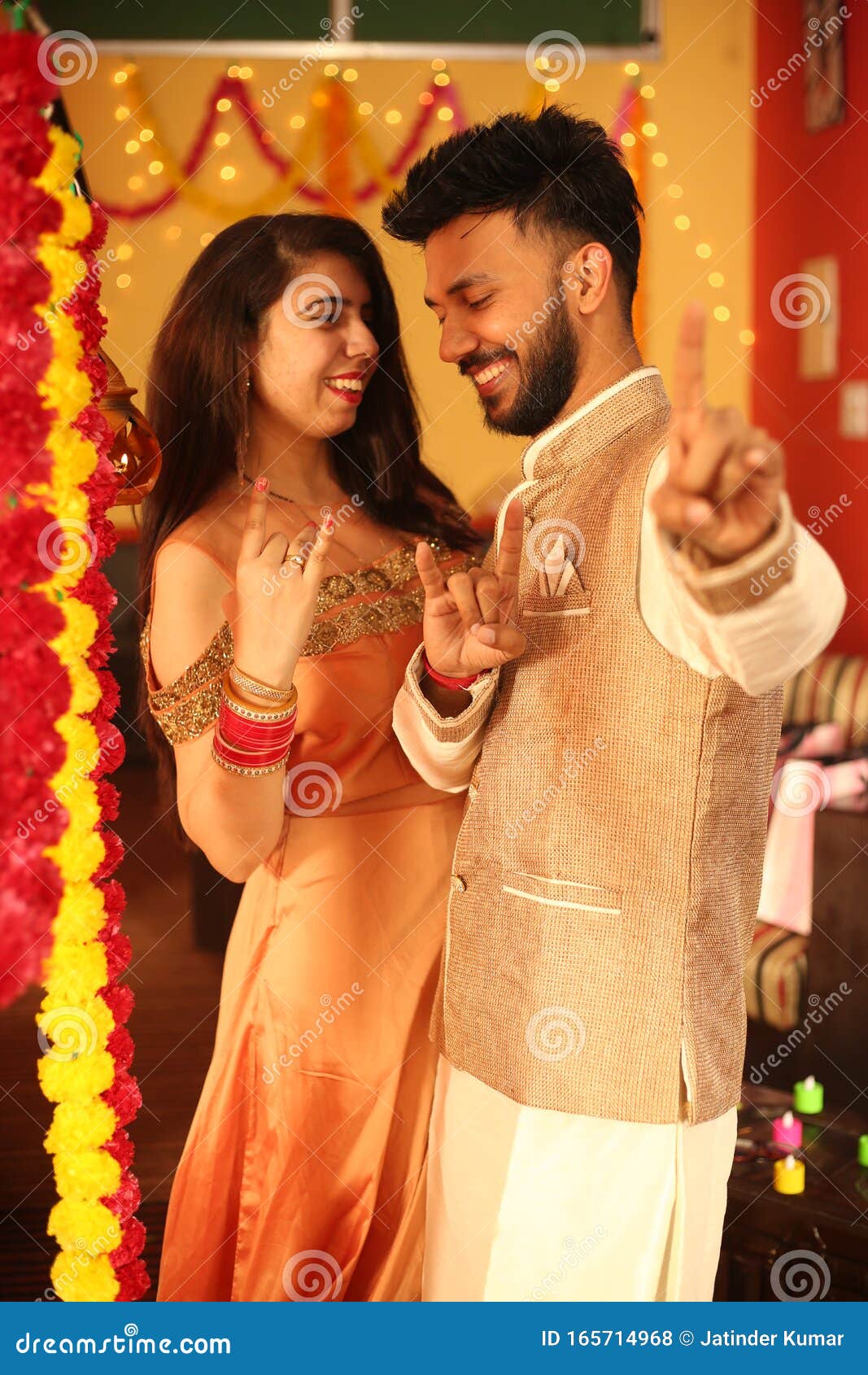 Premium Photo | Good looking indian couple in traditional wear holding a  plate full of motichoor or bundi laddu diya and puja thali respectively on  diwali night
