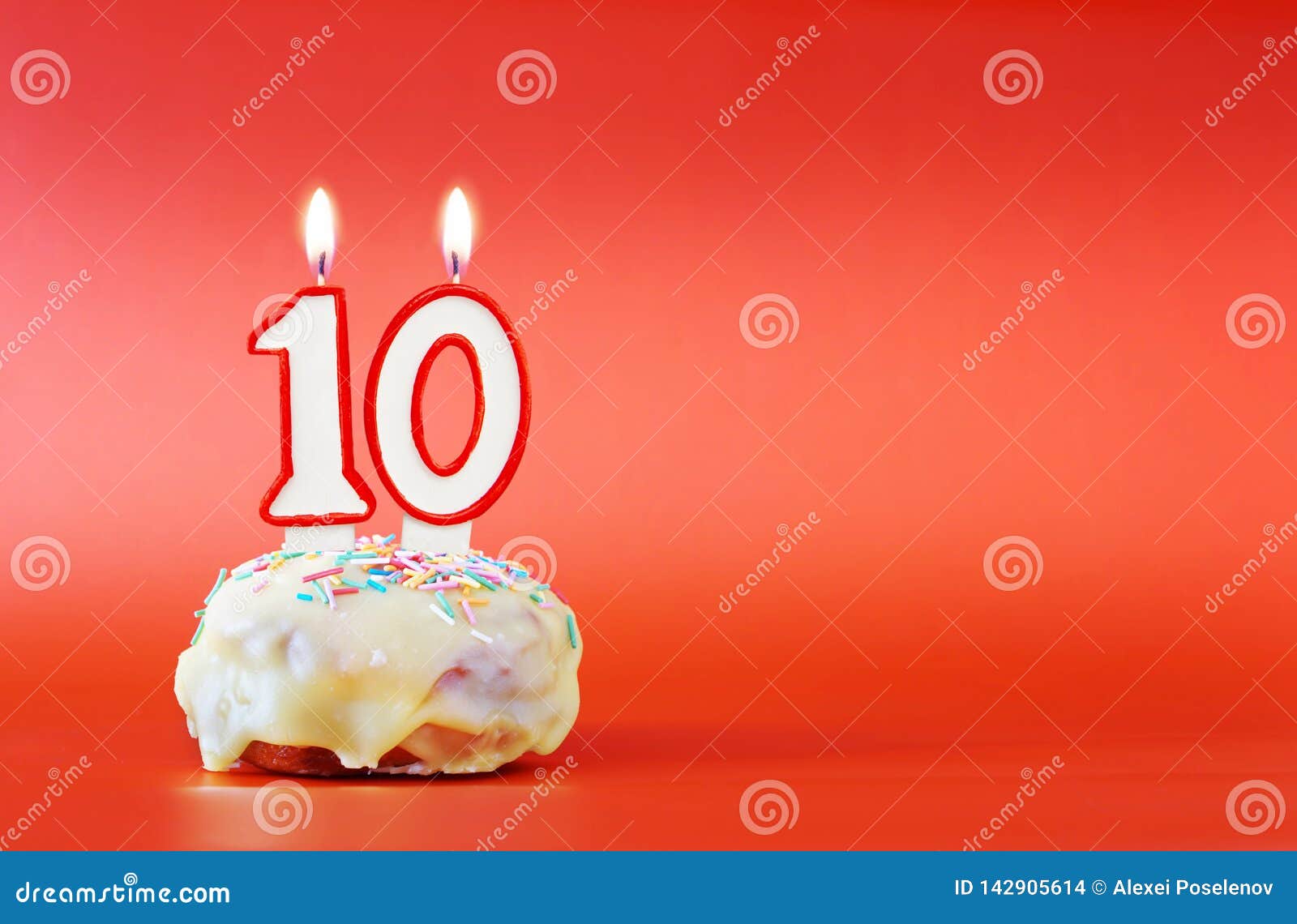 Ten Years Birthday. Cupcake with White Burning Candle in the Form of Number  10 Photo stock - Image du incendie, personne: 142905614