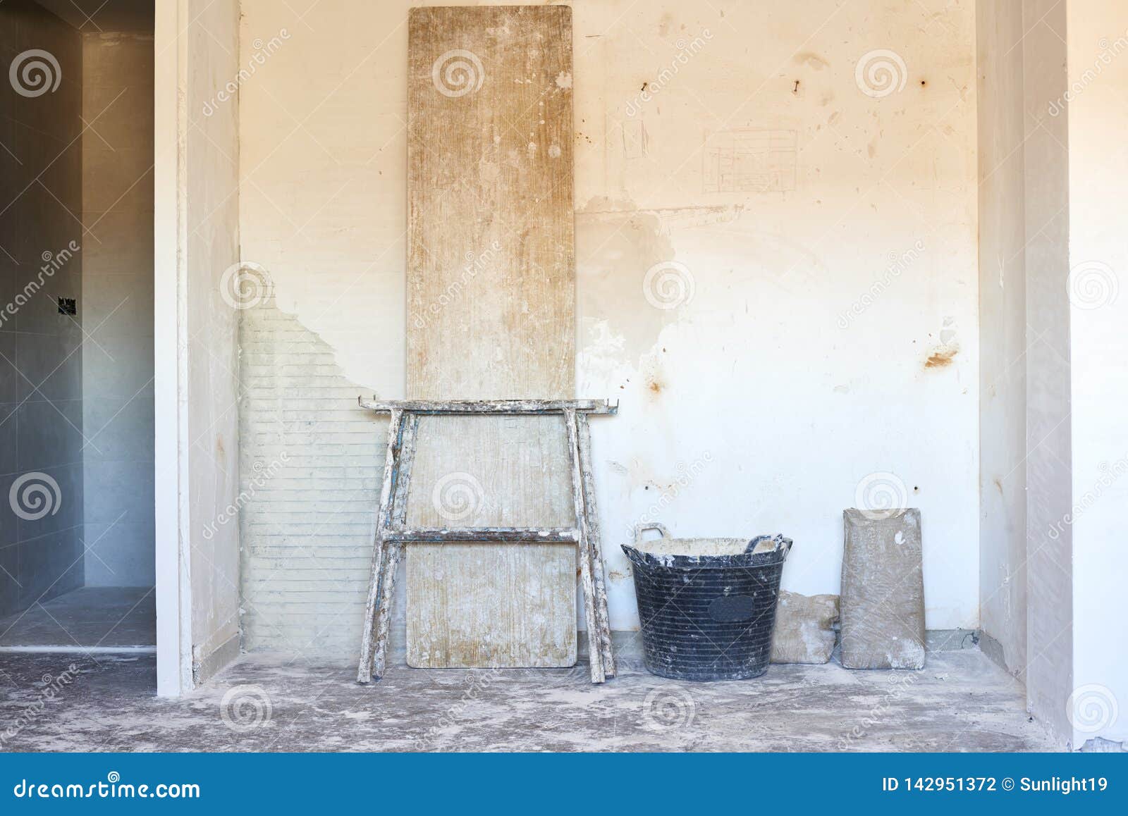 Diy 房子室内改善在杂乱室建筑库存照片 图片包括有楼层 现代 视窗 改善 建筑 修平刀 Diy 房子室内改善在杂乱室建筑库存照片 图片包括有楼层 现代 视窗 改善 建筑 修平刀