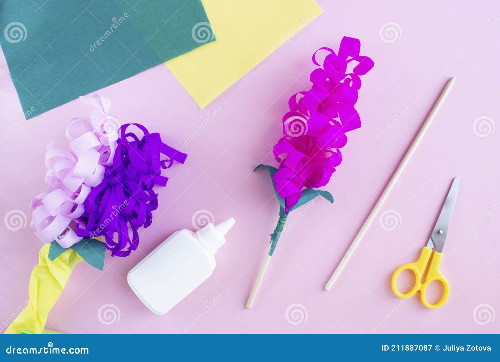 Diy Cómo Hacer Flores De Papel Corrugado De Colores Con Sus Propias Manos  Felicitaciones El Día De La Madre En El Cumpleaños Paso Imagen de archivo -  Imagen de manos, mama: 211887087