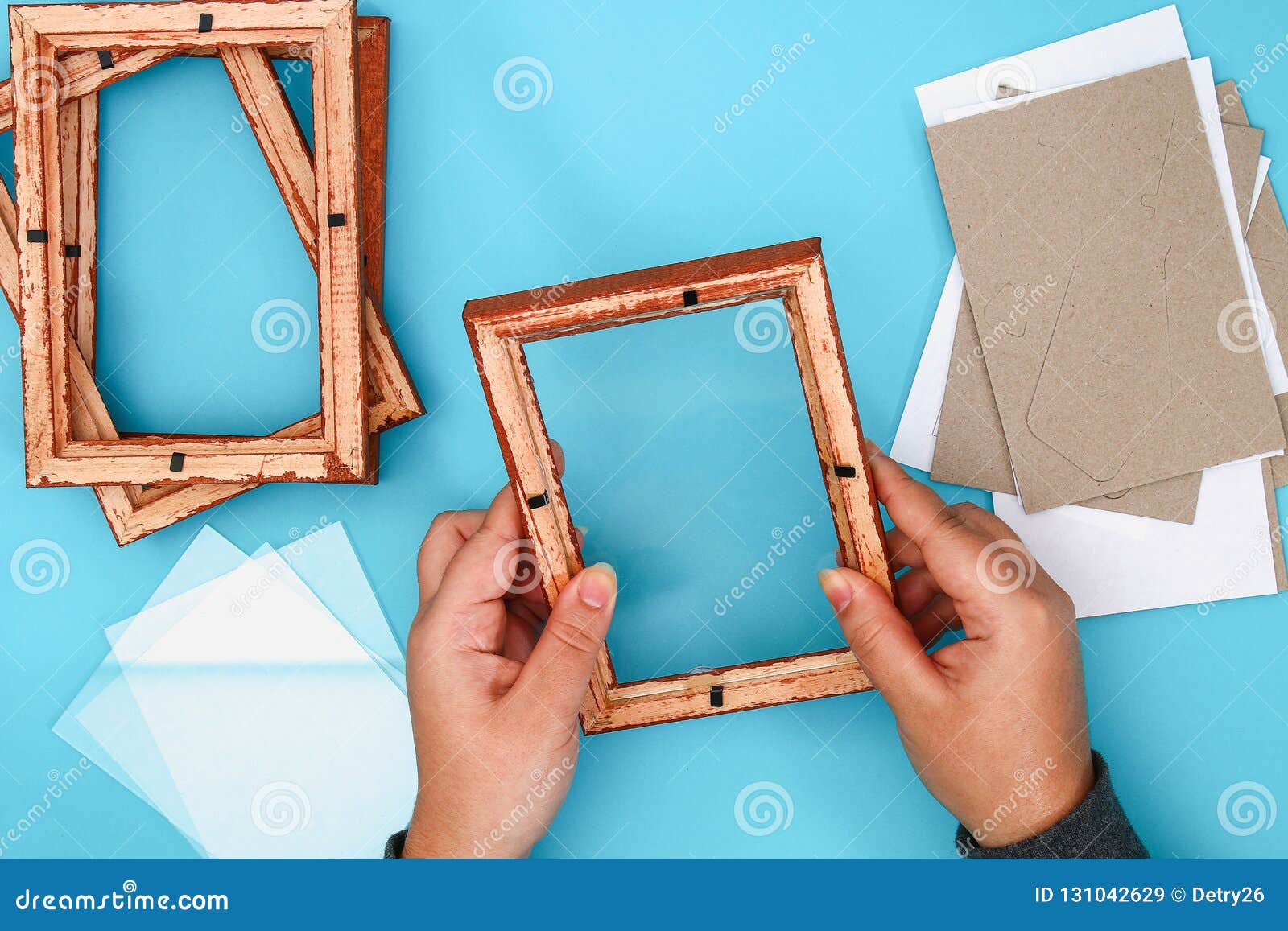 Diy Comment Faire Une Fenetre D Hiver Avec Les Modeles Givres A Partir Des Cadres De Photo Et De La Poudre De Sulfate De Magnesiu Image Stock Image Du Evenement Congelez