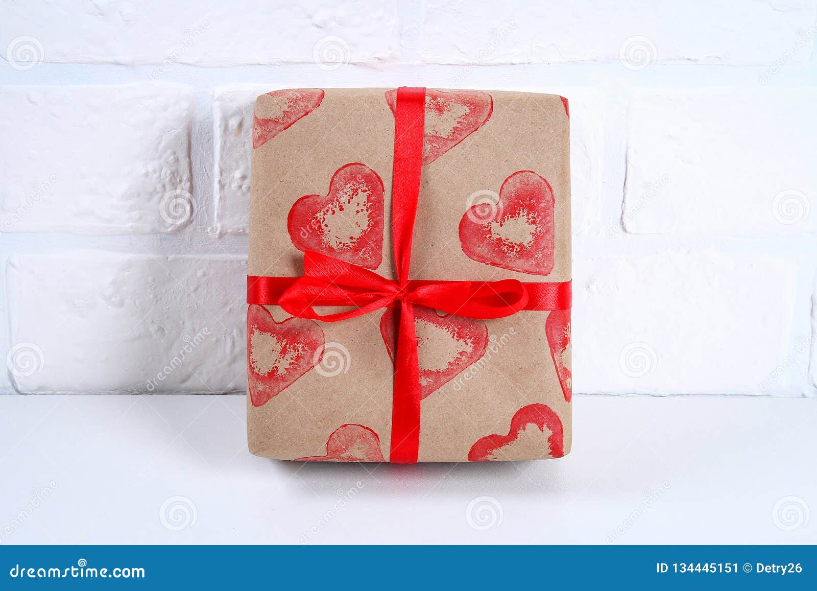 DIY Emballage Cadeau Pour La Saint-Valentin Cadeau De Papier D'emballage Et  Timbre De Pomme De Terre Sous Forme De Coeur Et Peint Image stock - Image  du cadeau, gosse: 134445151