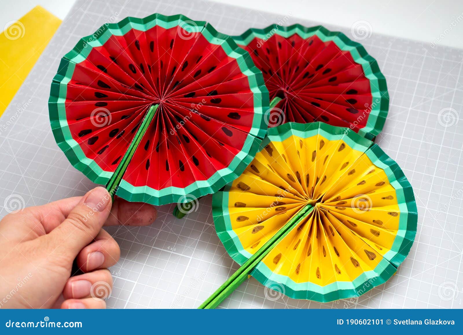 diy instruction. step by step tutorial. making decor for summer birthday party - red and yellow watermelon fan. craft