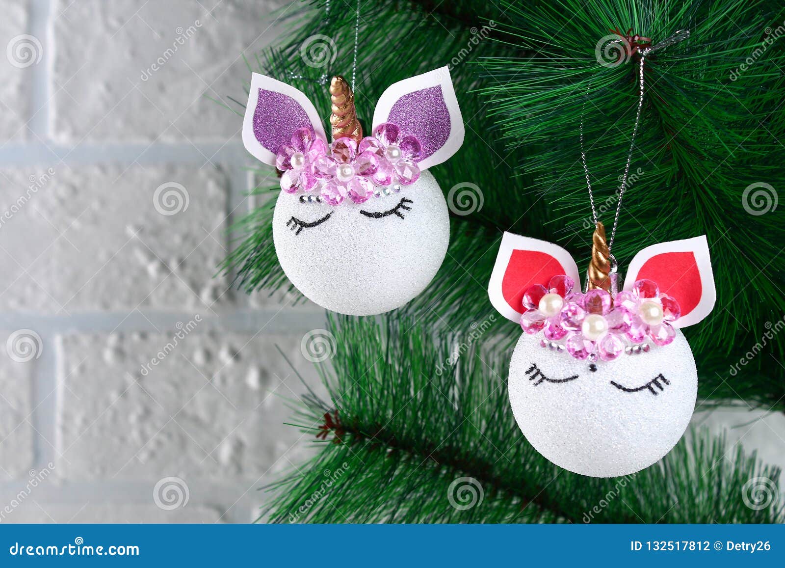 Diy, O Unicórnio Como Fazer Um Unicórnio De Um Brinquedo Da Bola Do Natal Foto Passo a Passo Do Guia Decorações Da árvore De Nata Foto de Stock - Imagem de creativo, Diy, O Unicórnio Como Fazer Um Unicórnio De Um Brinquedo Da Bola Do Natal Foto Passo a Passo Do Guia Decorações Da árvore De Nata Foto de Stock - Imagem de creativo,