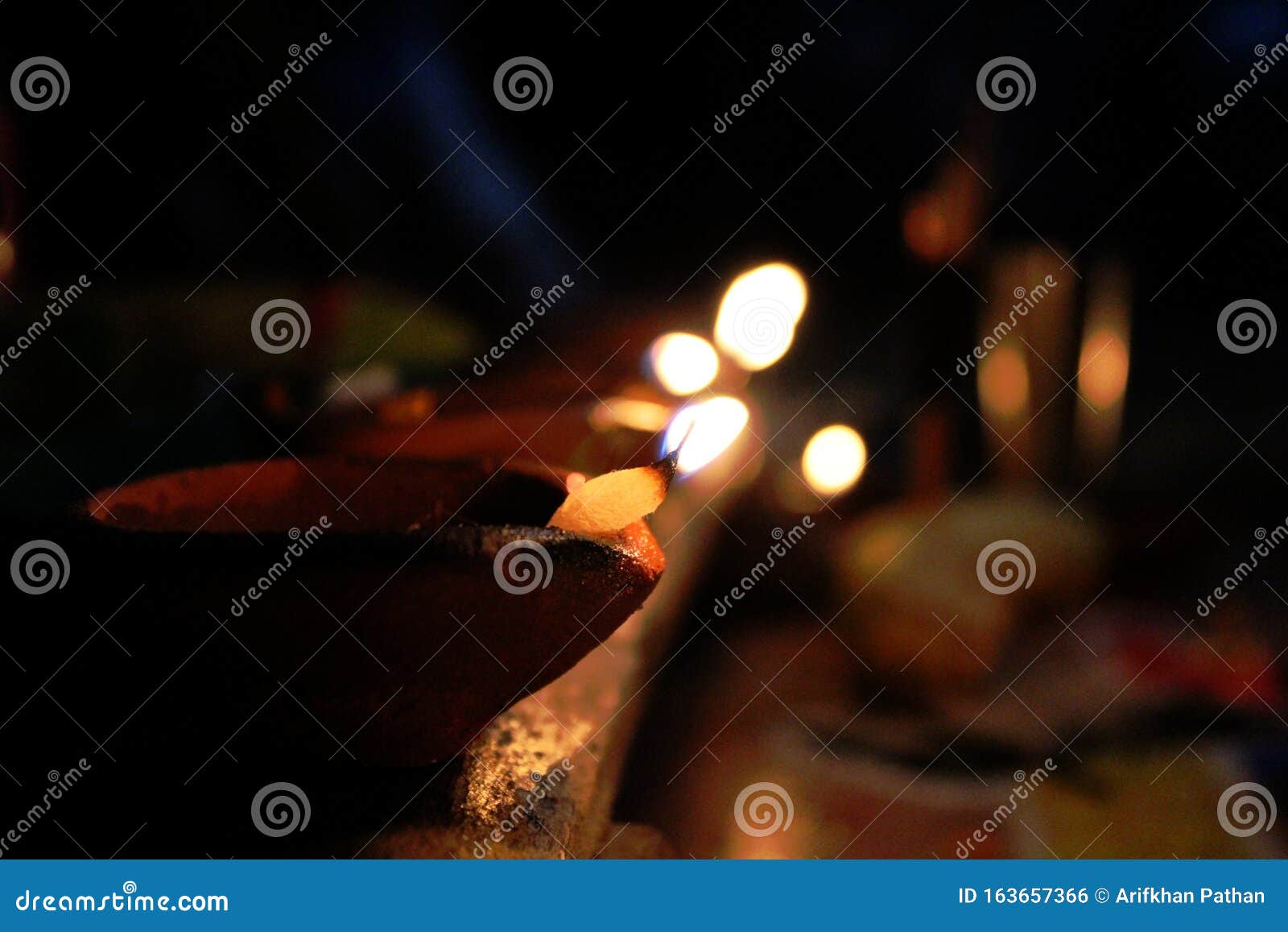 Diya Bei Diwali Festival Mit Dunklem Hintergrund Stockfoto - Bild von beleuchtung, festival ...