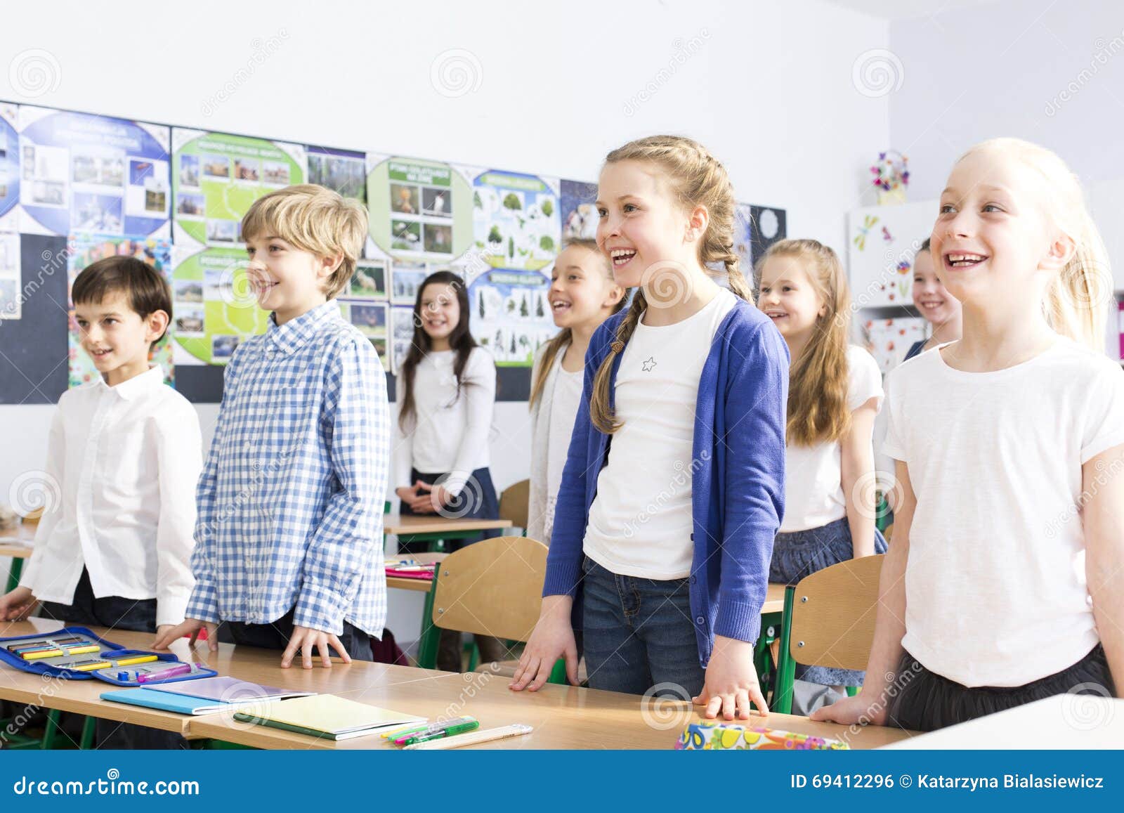 Dizendo 'o Bom Dia' Ao Professor Foto de Stock - Imagem de pupilas, aprendizagem: 69412296 Dizendo 'o Bom Dia' Ao Professor Foto de Stock - Imagem de pupilas, aprendizagem: 69412296