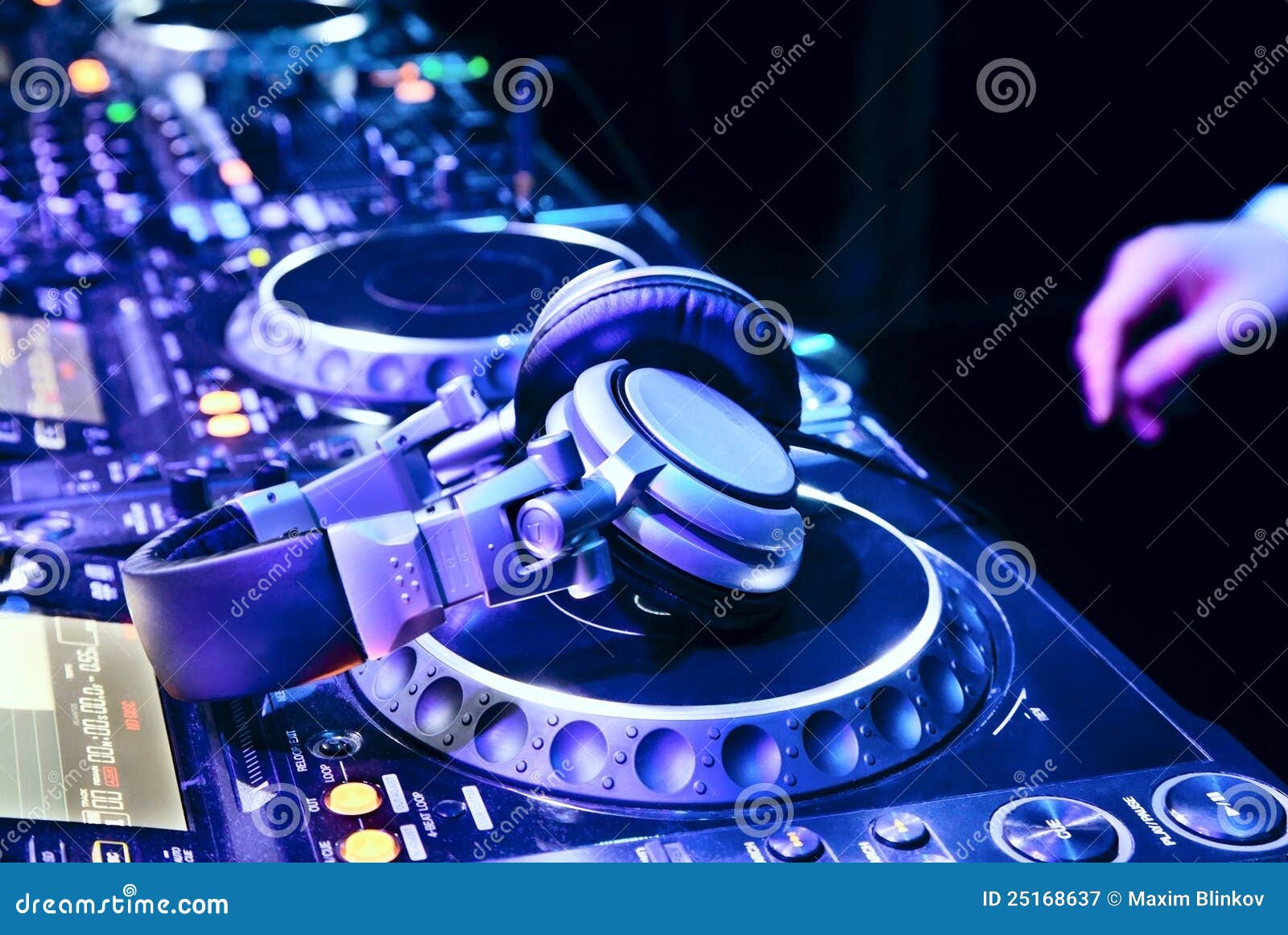 Dj mixes the track stock image. Image of evening, discotheque 25168637
